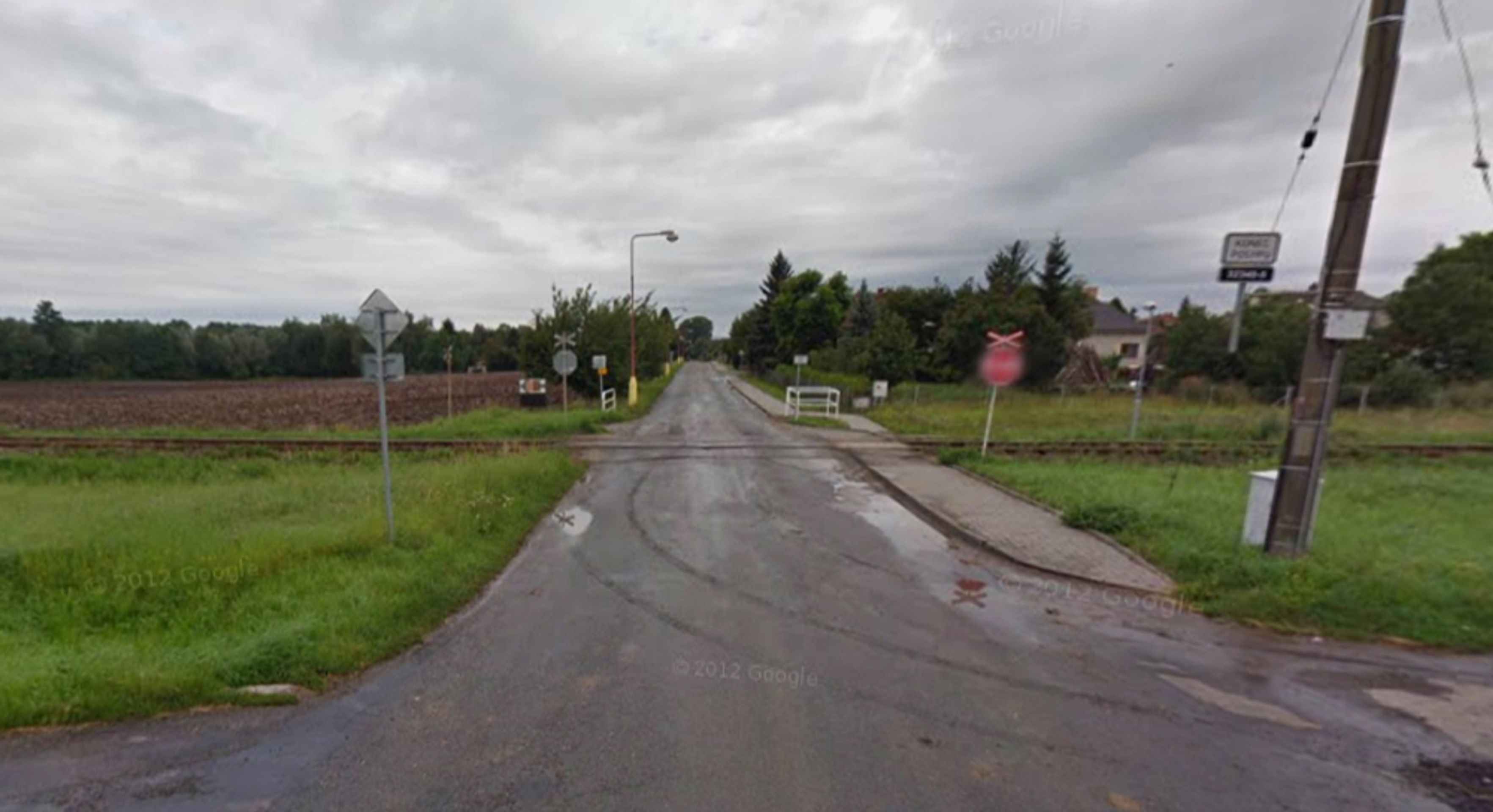 Nebezpečné přejezdy: P 5387, Hradec Králové - Turnov, Královéhradecký kraj - přejezd bez světel, řešení: se závorami. DŮVOD: Velice frekventovaný přejezd s přilehlými silničními křižovatkami z obou stran přejezdu, nehodovost - GALERIE: Nebezpečné přejezdy - Královéhradecký kraj, Pardubický kraj, Olomoucký kraj, Moravskoslezský kraj (9/17)
