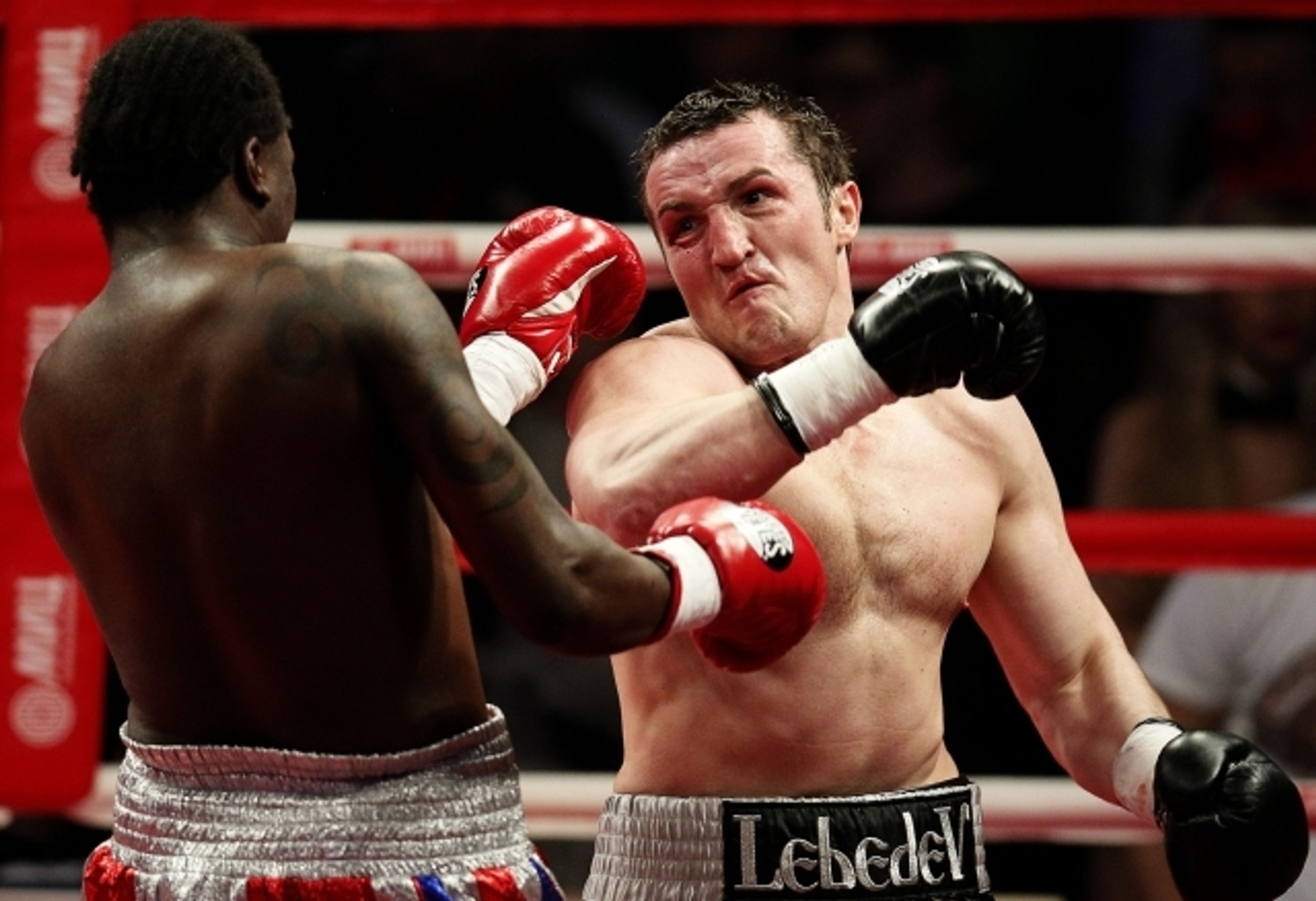 Lebeděv - Jones. Boxerská řež - 10 - GALERIE: Krvavá řež v ringu. Outsider udělal šampionovi z obličeje fašírku (2/11)
