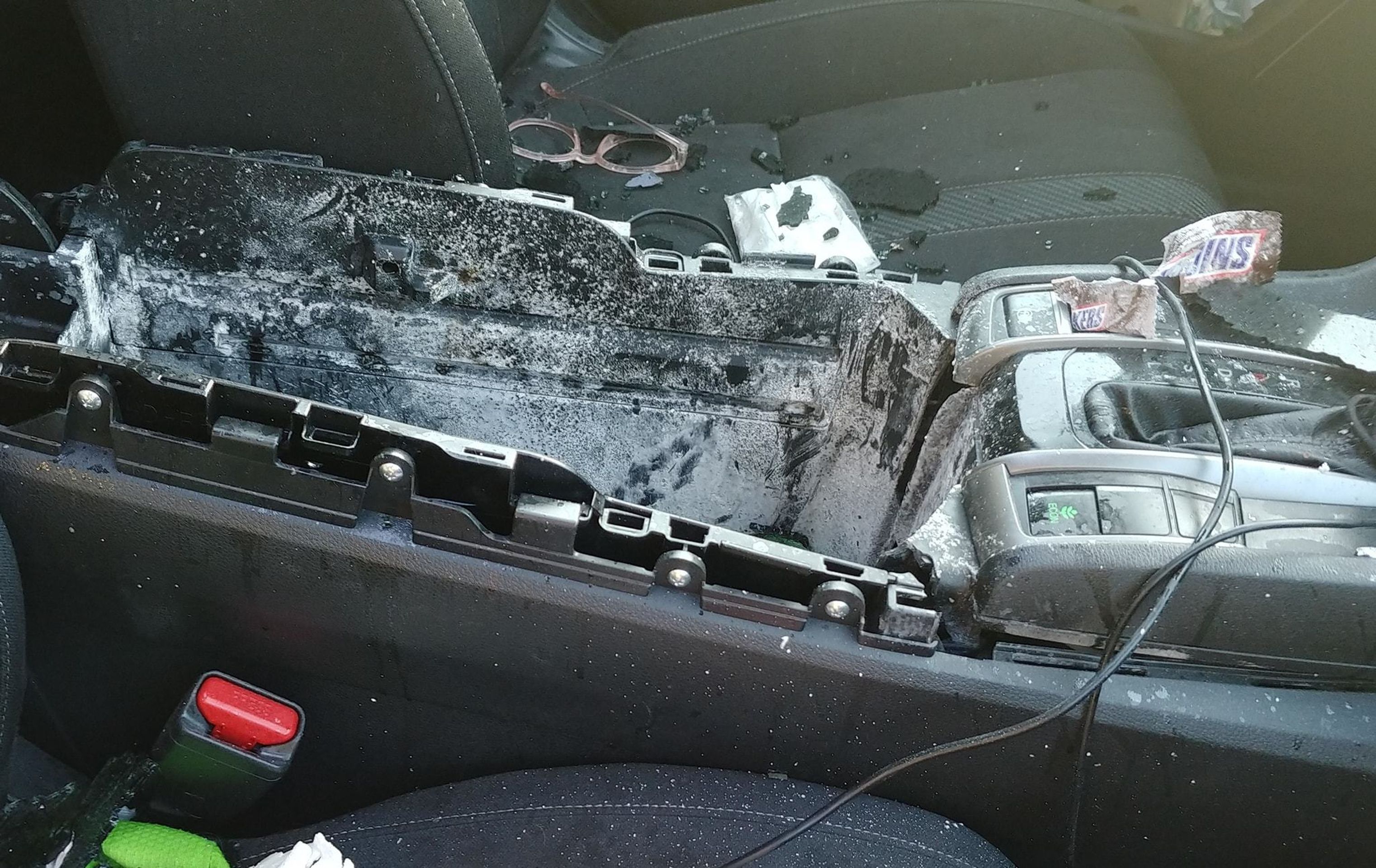 Vybuchlý sprej napáchal v autě spoušť - 8 - Fotogalerie: Tohle může v autě napáchat šampon ve spreji (1/5)