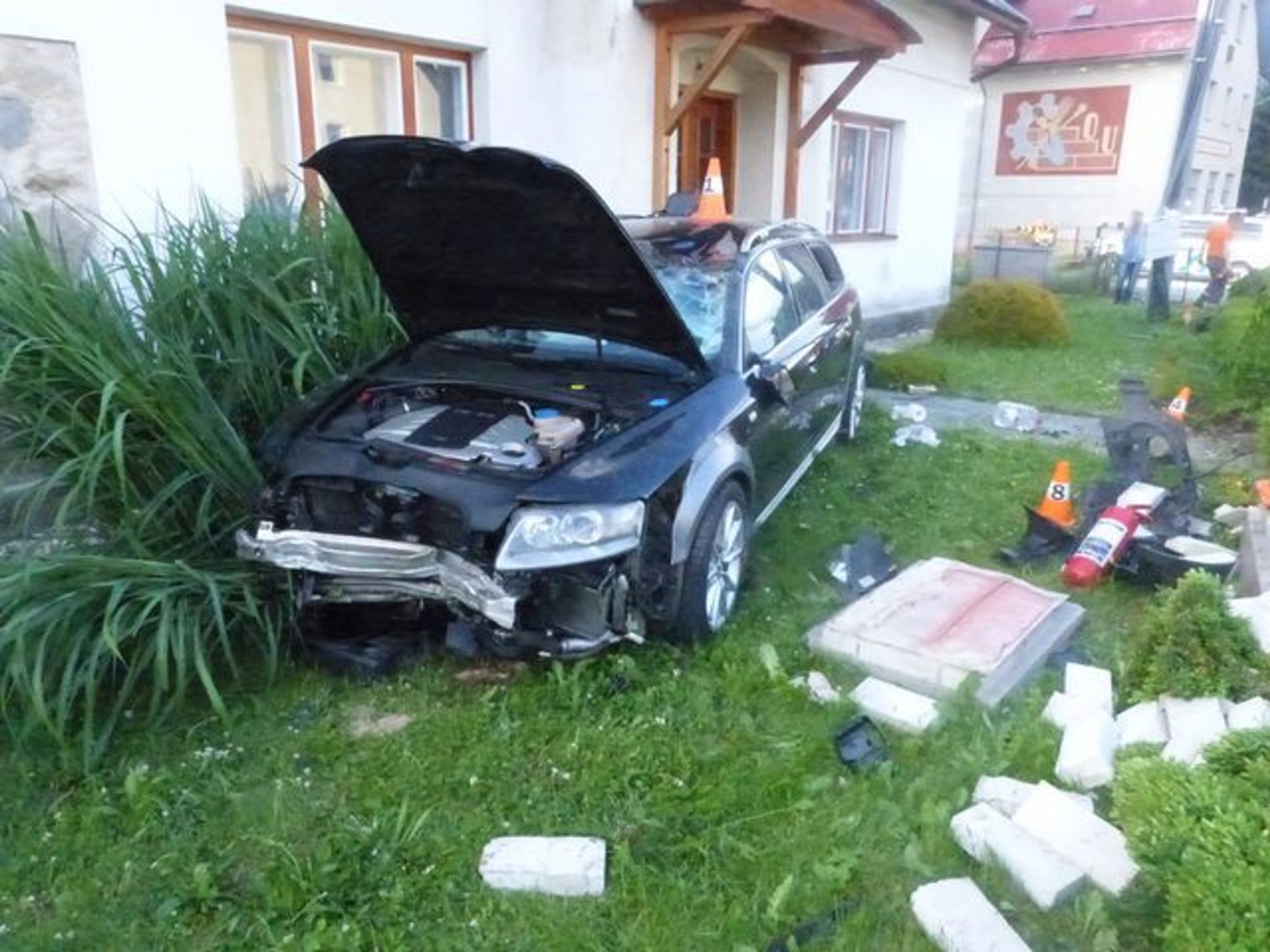 Auto na zahradě v Lipové - 4 - GALERIE: Auto vletělo do zahrady (1/4)