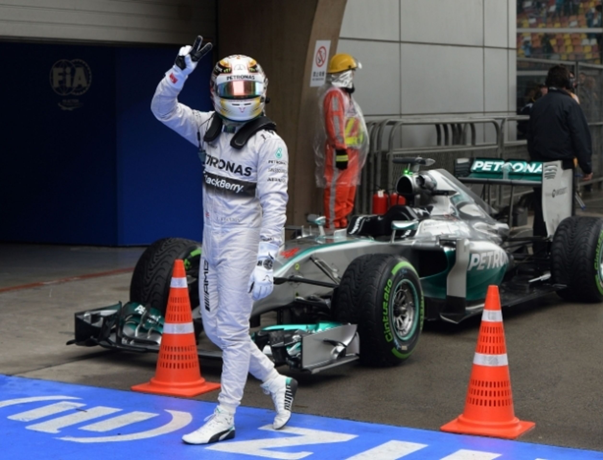 Lewis Hamilton vyhrál kvalifikaci na GP Číny - 4 - GALERIE: Lewis Hamilton vyhrál kvalifikaci na Velkou cenu Číny (7/10)