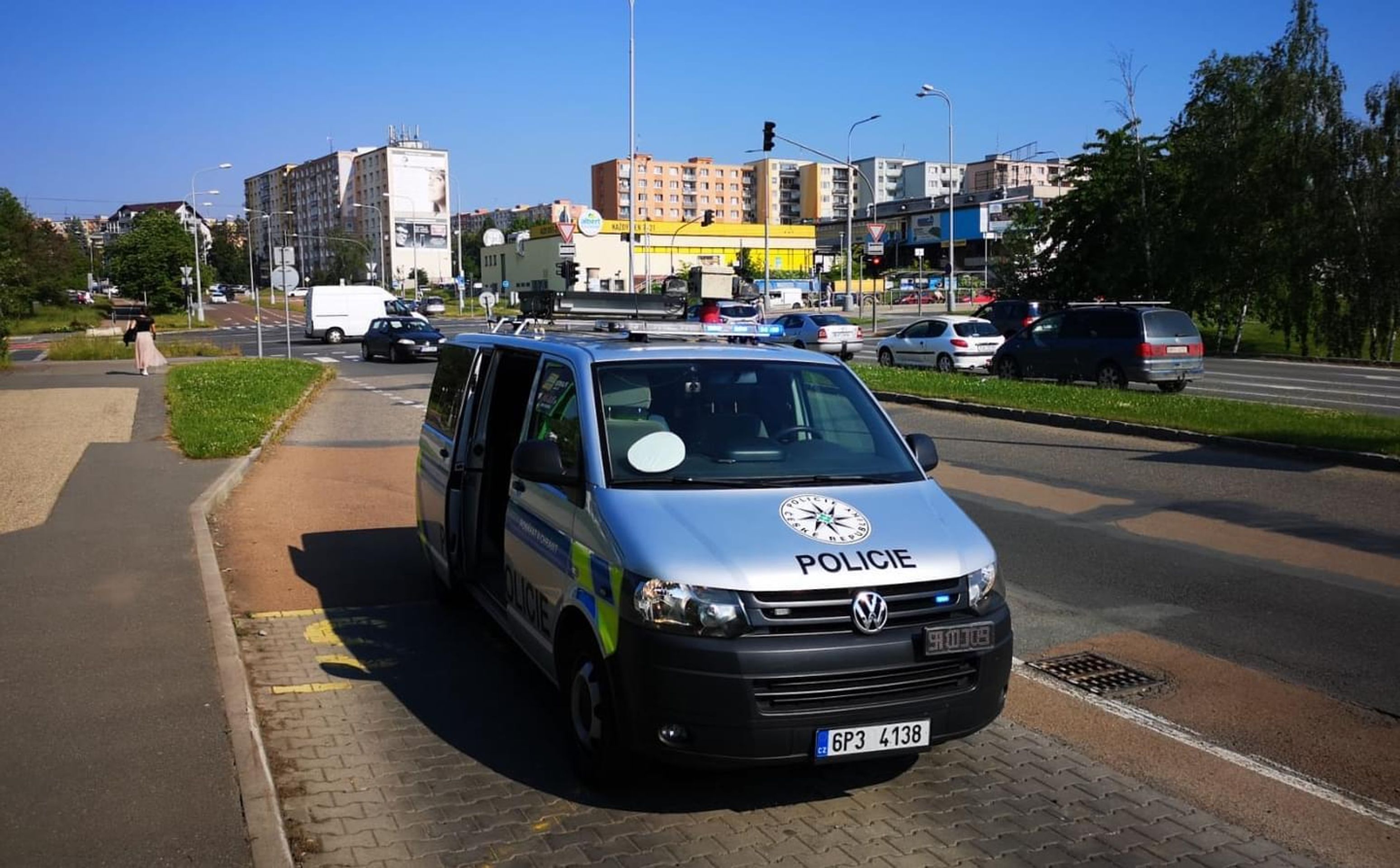 Řidič srazil dvě dívky z elekrické koloběžky - 3 - GALERIE: Řidič srazil dvě dívky z elekrické koloběžky (3/5)