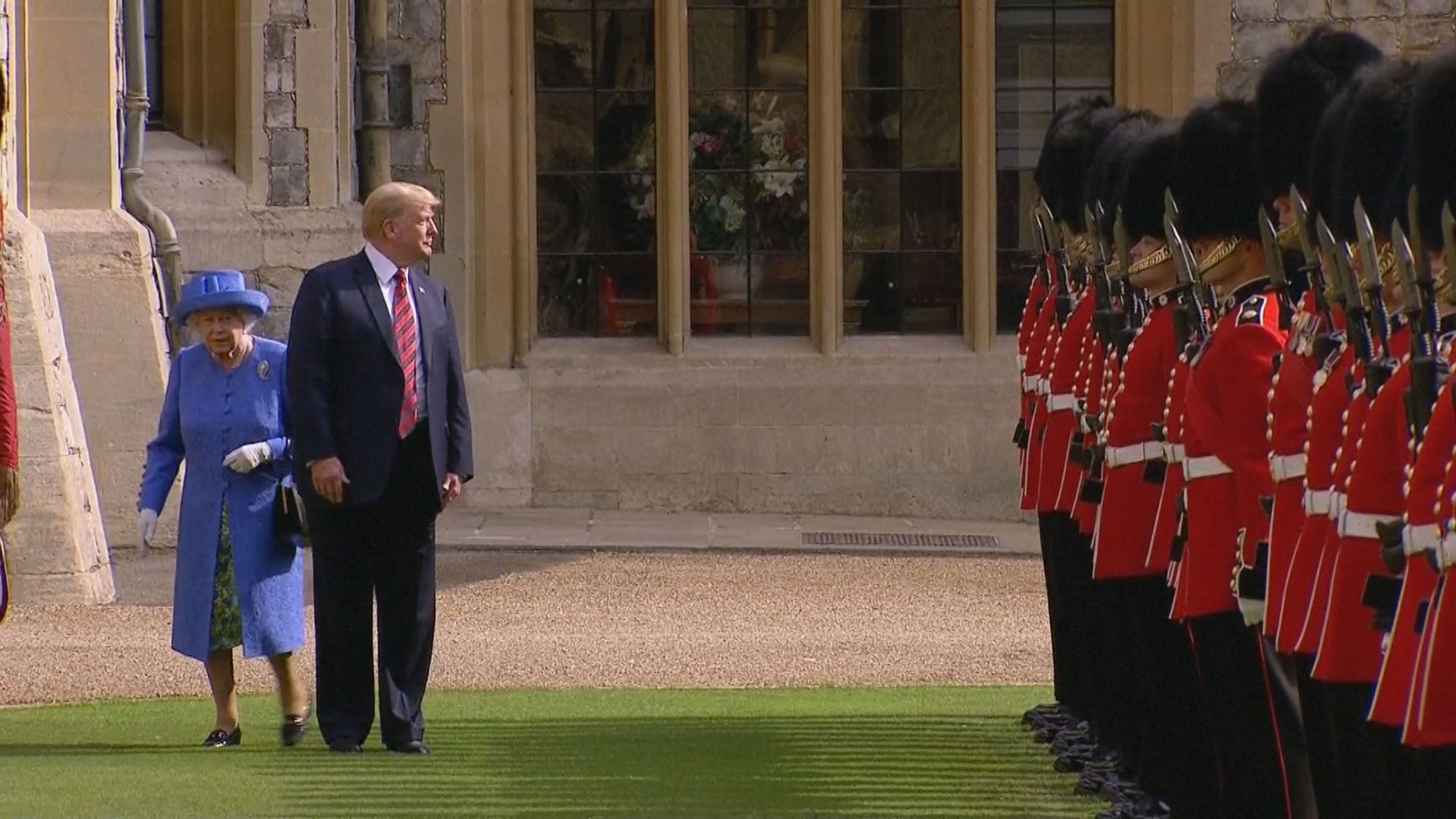 Donald Trump a královna Alžběta II. - 12 - GALERIE: Trapas Donalda Trumpa před britskou královnou (1/12)