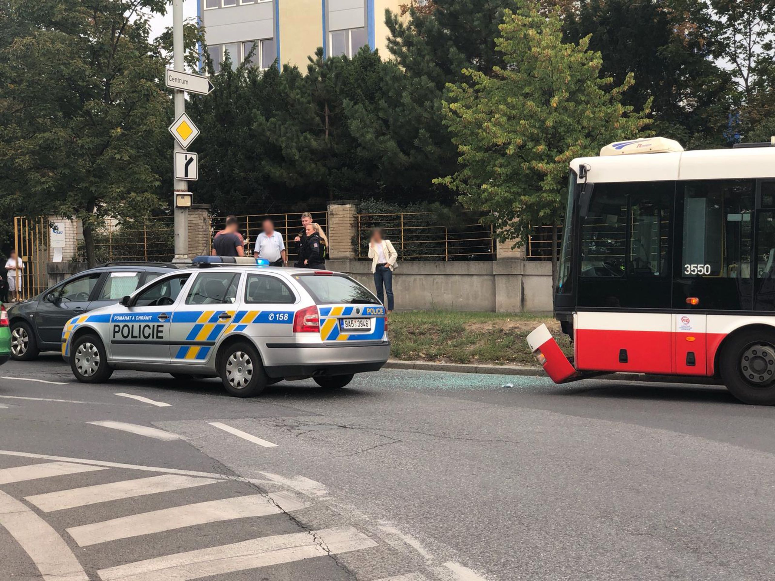 Nehoda autobusu a auta na křižovatce Ruská x Bělocerkevská - 2 - GALERIE: Nehody na Vysočanské a ve Vršovicích (9/11)