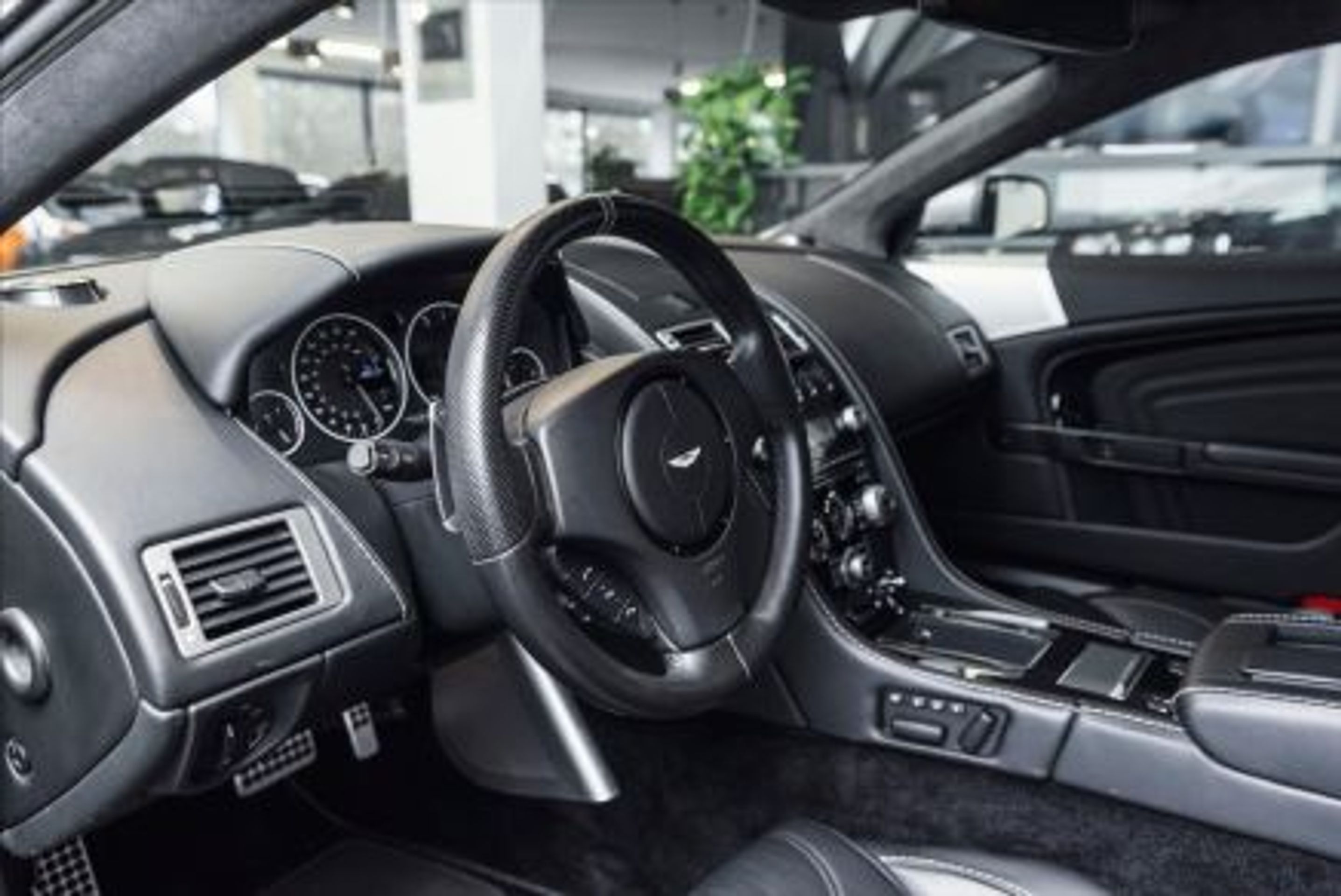 Aston Martin DBS, 2009 - Prohlédněte si luxusní Aston Martin DBS, který je k mání v dobročinné aukci na pomoc Ukrajině (5/7)
