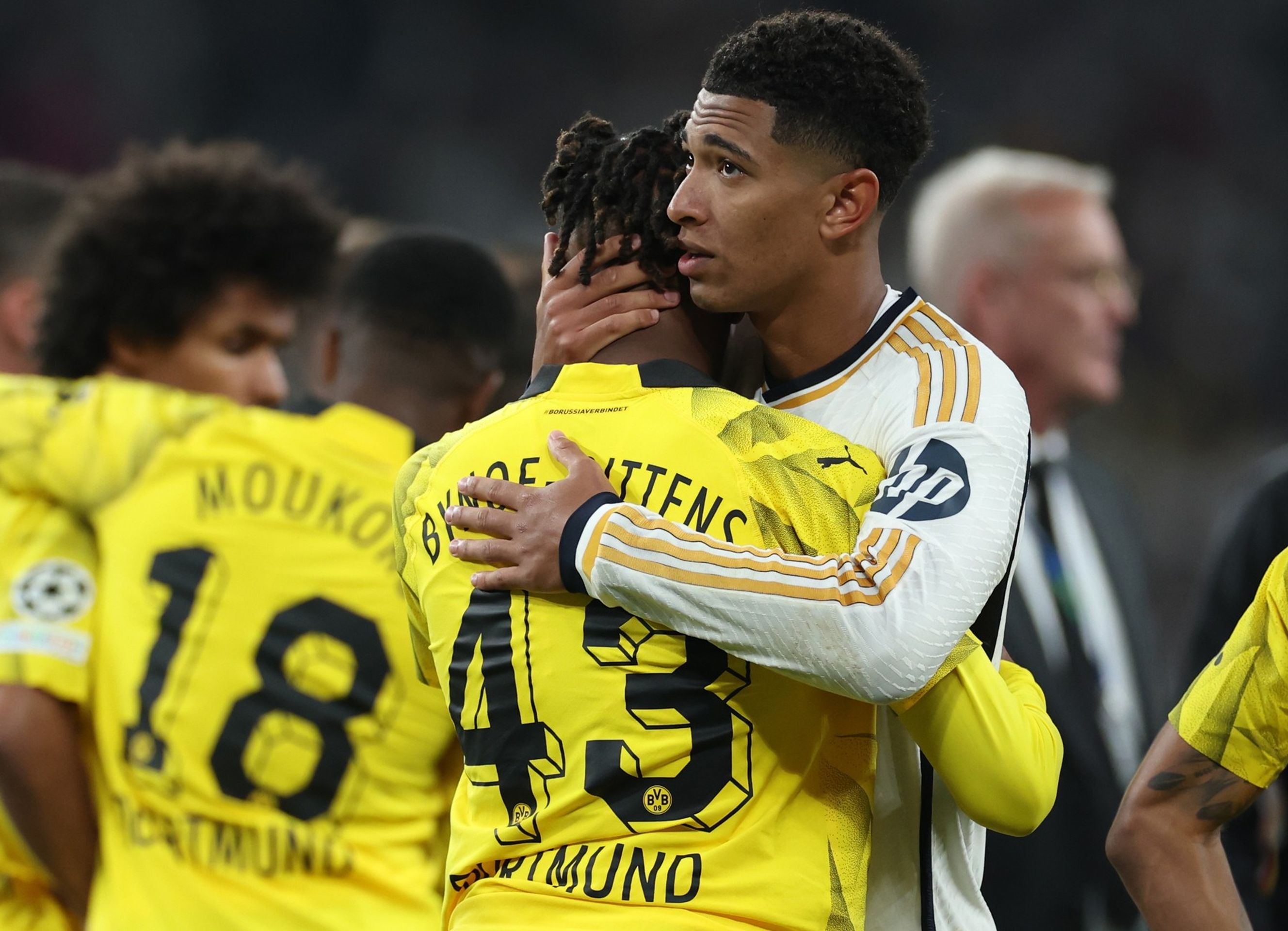 Jude Bellingham utěšuje hráče Borussie Dortmund  - Finále Ligy mistrů 2024 (7/11)
