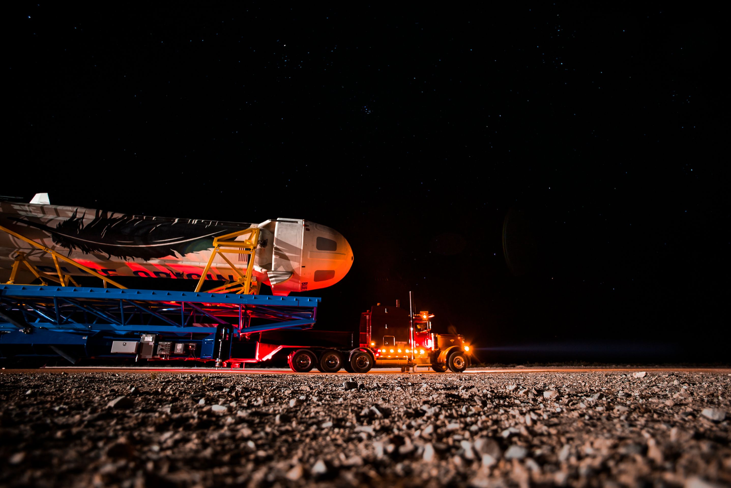 Raketa New Shepard na cestě k vzletové ploše - GALERIE: TEST RAKETY (2/11)