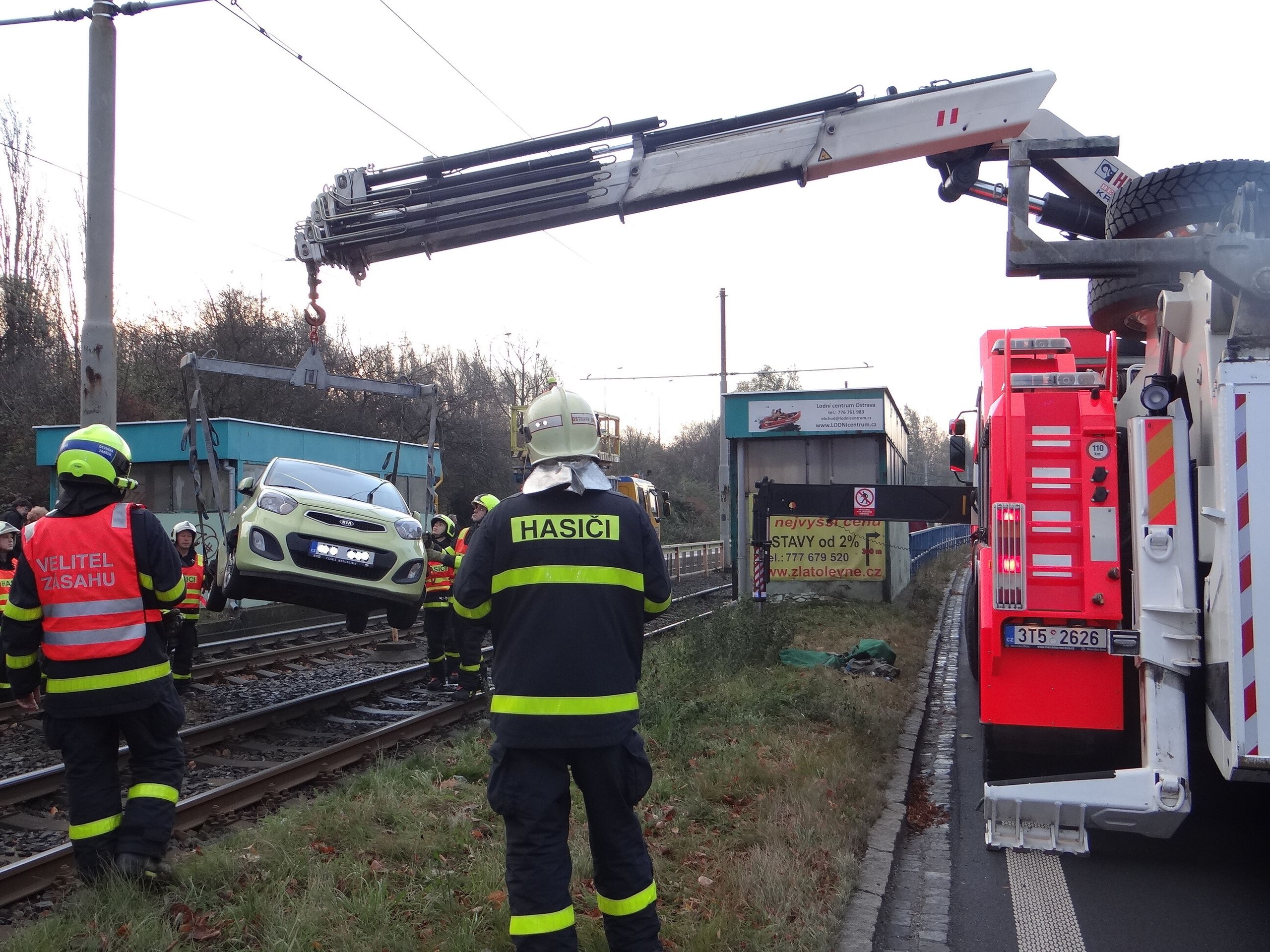 Hasiči vyprošťovali auto z tramvajových kolejí - 4 - Galerie: Hasiči vyprošťovali auto z tramvajových kolejí (5/13)
