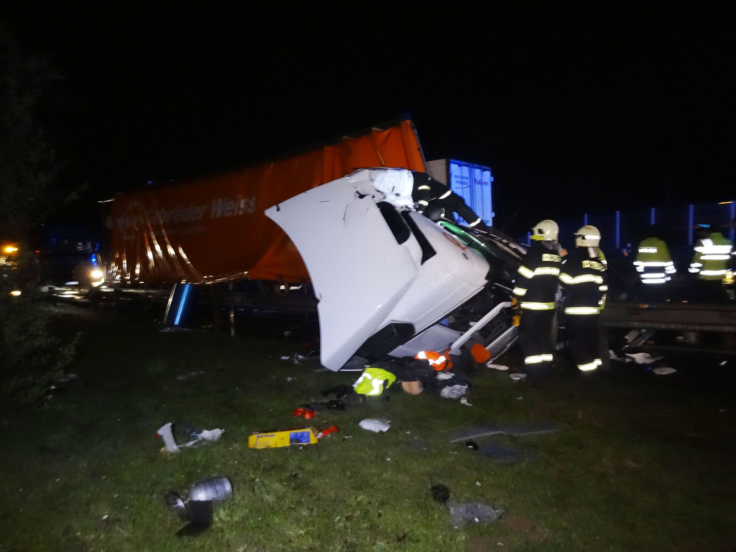 Z utržené a zdemolované kabiny vystříhali šoféra hasiči - GALERIE: Nehoda na D1 (3/7)
