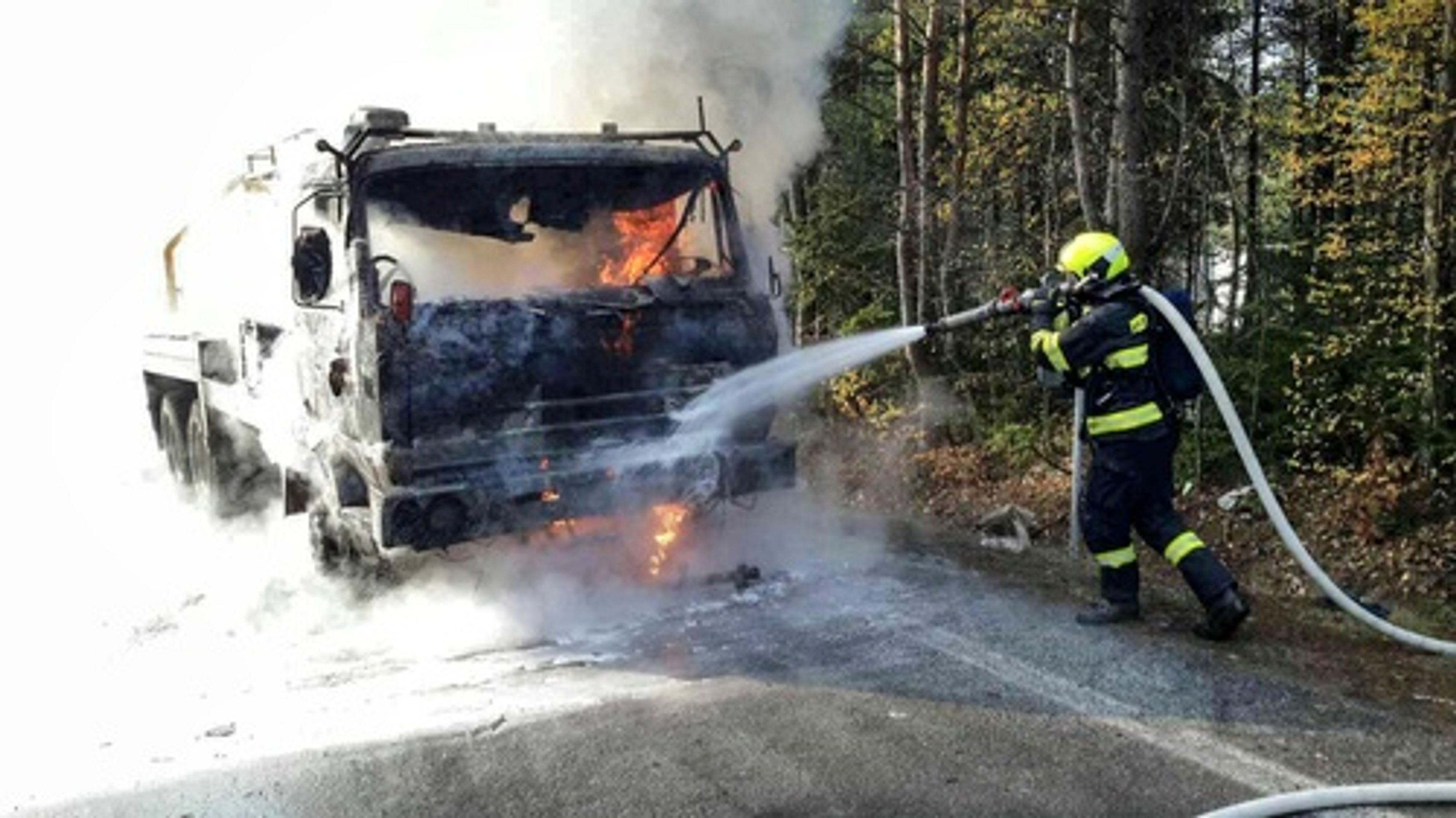 Na sjezdu z D1 hořelo nákladní auto - GALERIE: Na dálnici D1 hořelo nákladní auto (4/5)