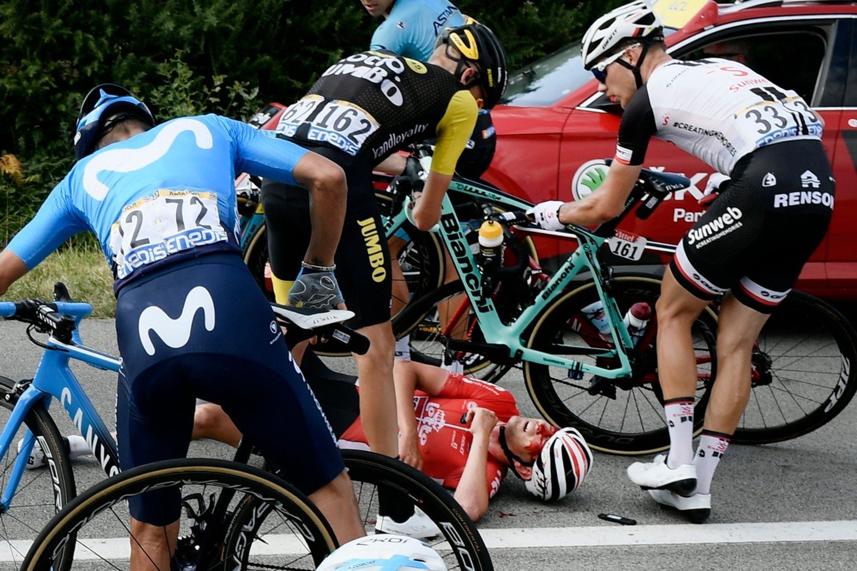 Tiesj Benoot upadl ve 4. etapě - GALERIE: Belgický cyklista dokončil etapu na Tour celý od krve (1/4)
