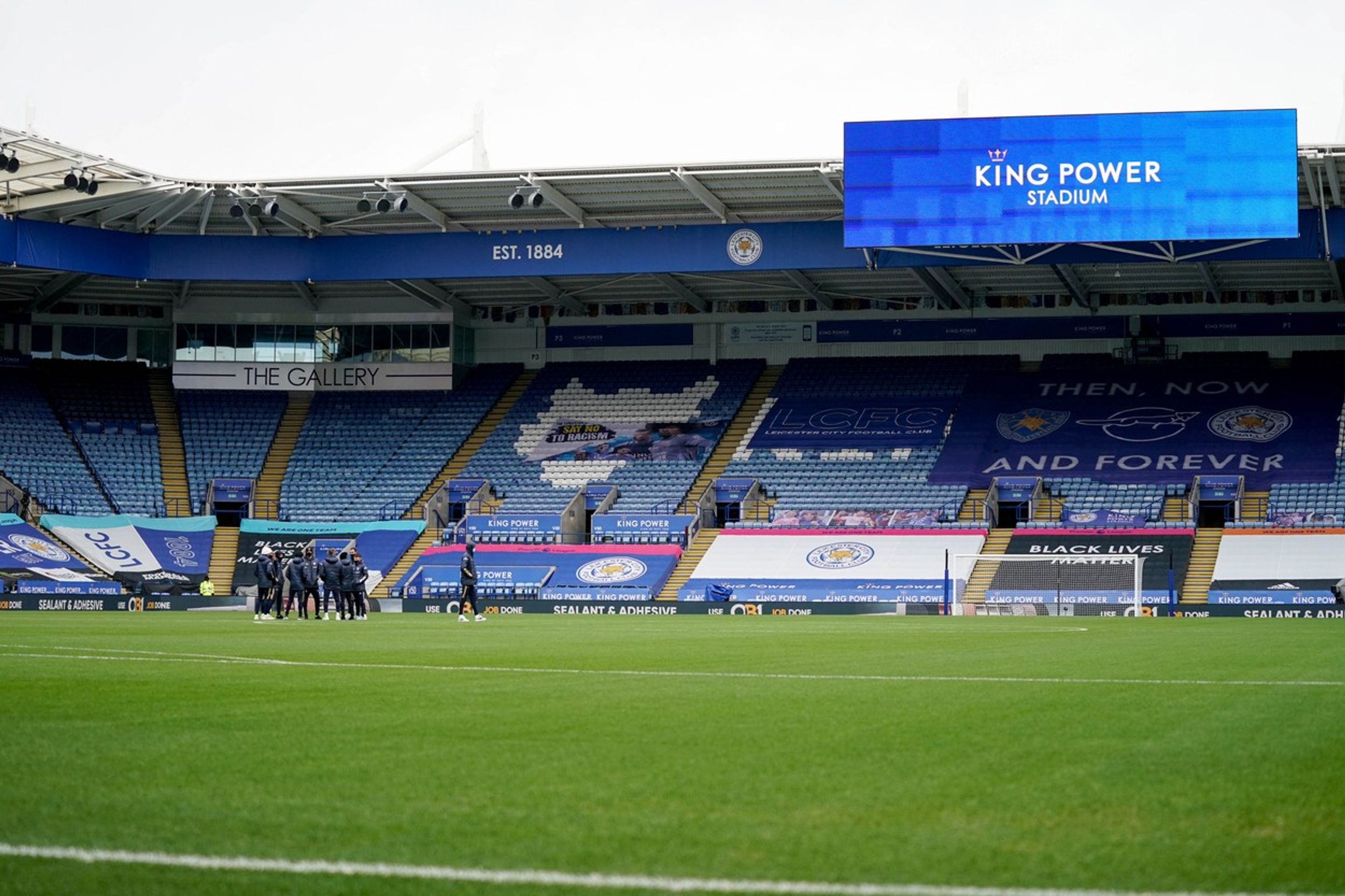 Pohled z trávníku na tribunu King Power Stadium - GALERIE: Fotbalový domov Leicesteru City (6/6)