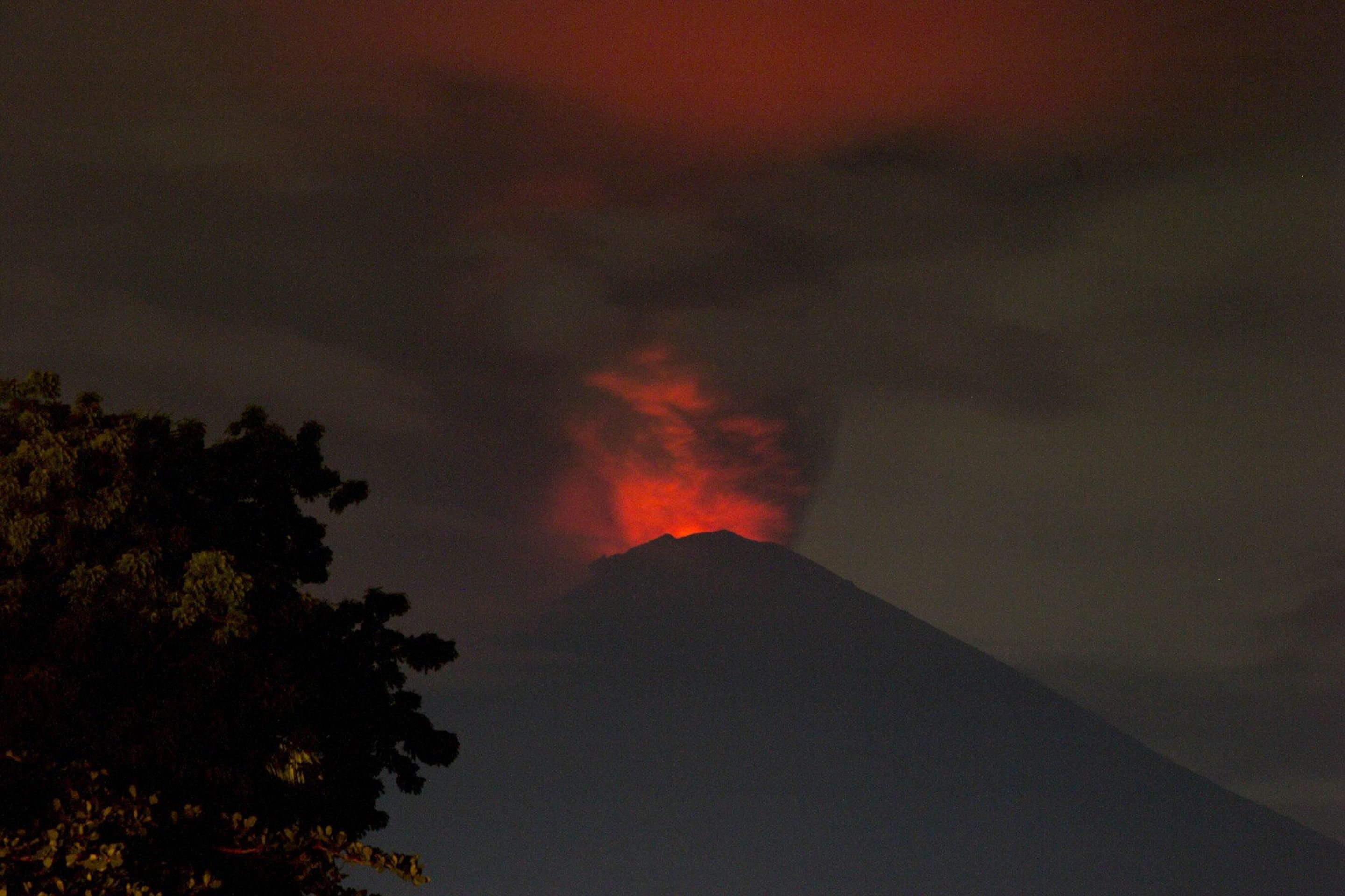 Sopka Agung na Bali - GALERIE: Erupce sopky Agung na Bali (6/6)