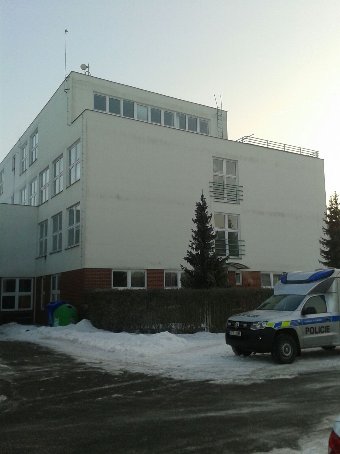 Ze střechy gymnázia skočil student - 2 - GALERIE: Ze střechy gymnázia skočil student (2/4)