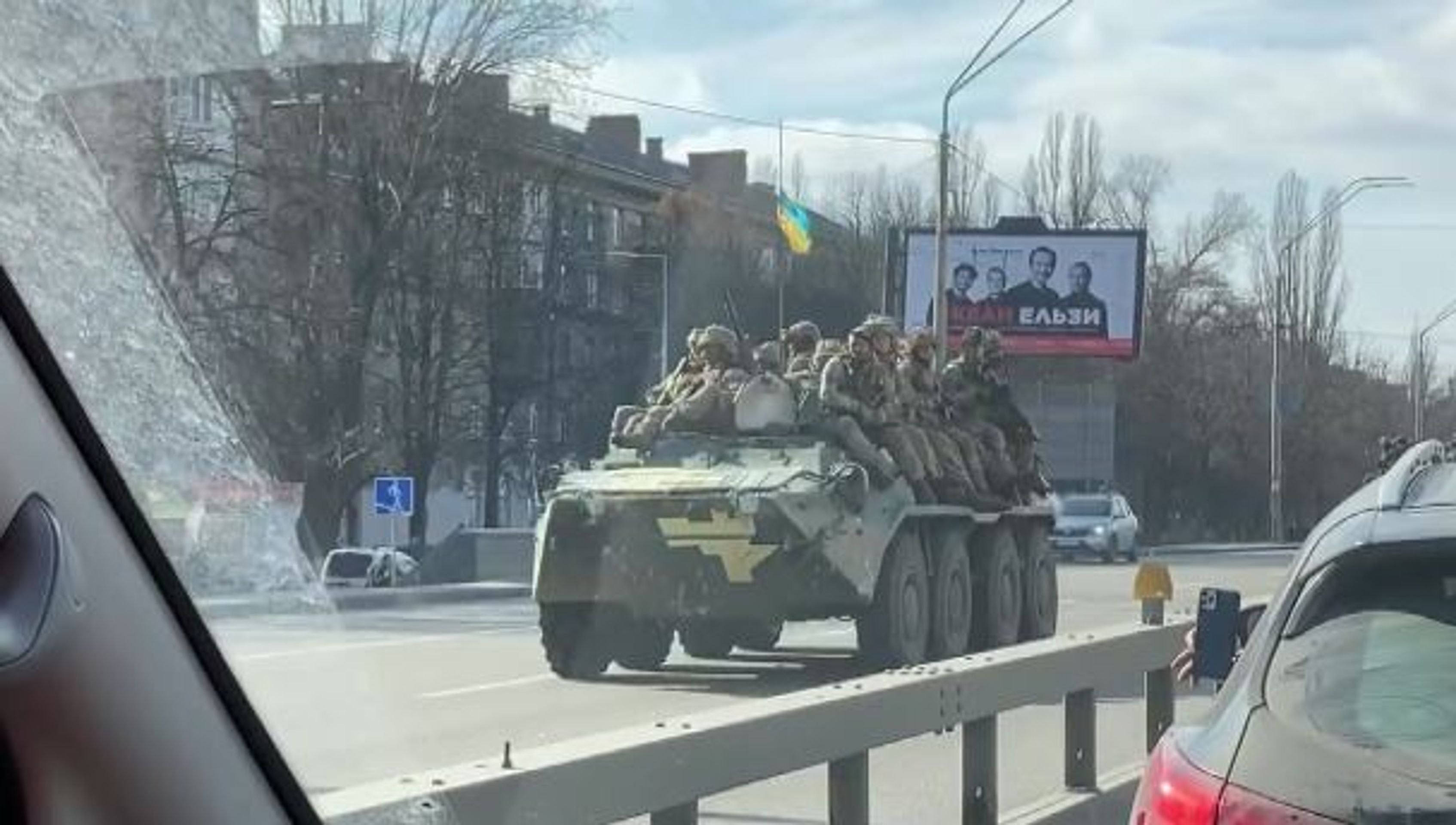 Ukrajinská armáda stěhuje konvoj - Druhý den války na Ukrajině (6/21)