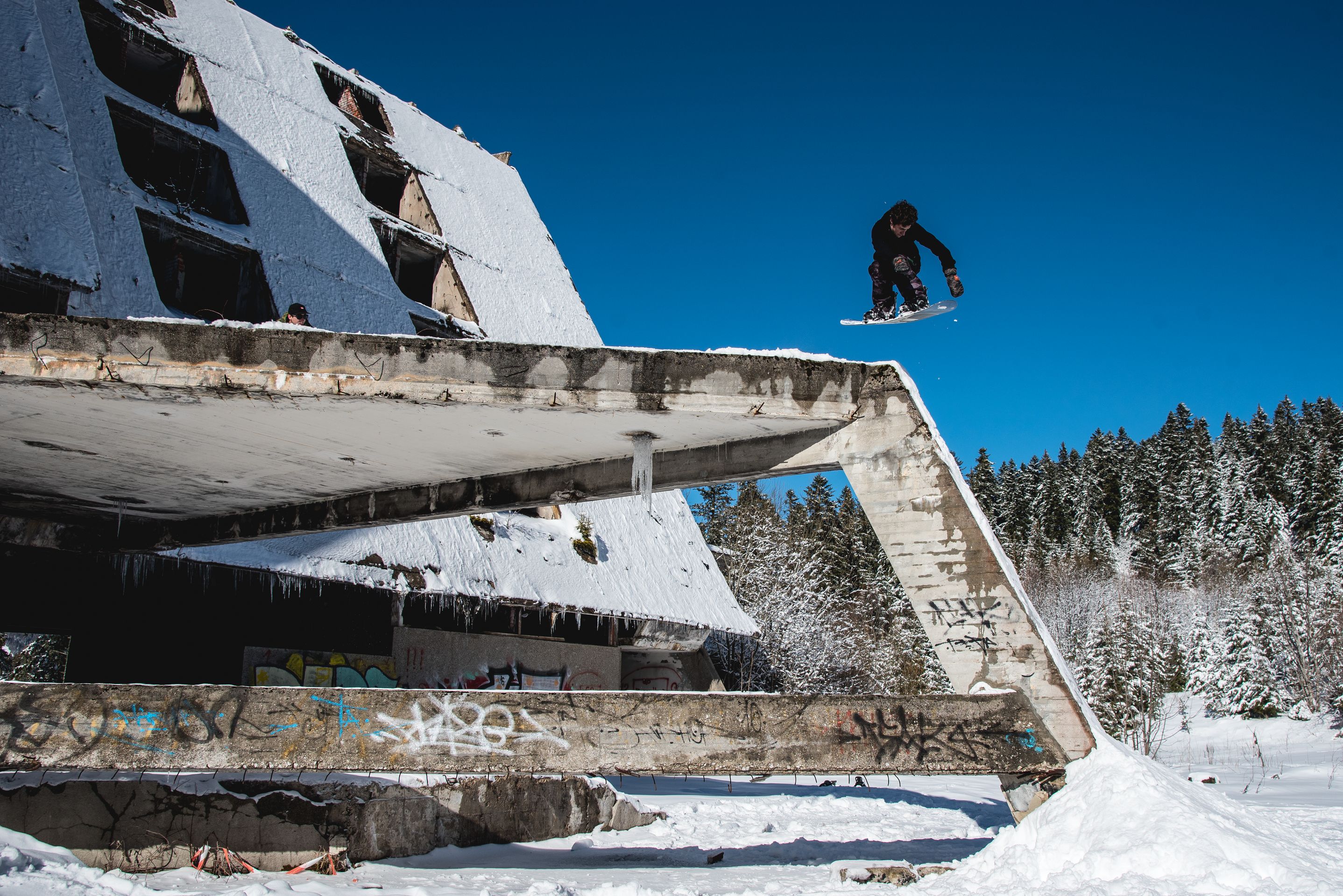 Dušan Kříž v Sarajevu - GALERIE: Snowboardista Kříž jezdí v na prkně v Sarajevu (1/5)