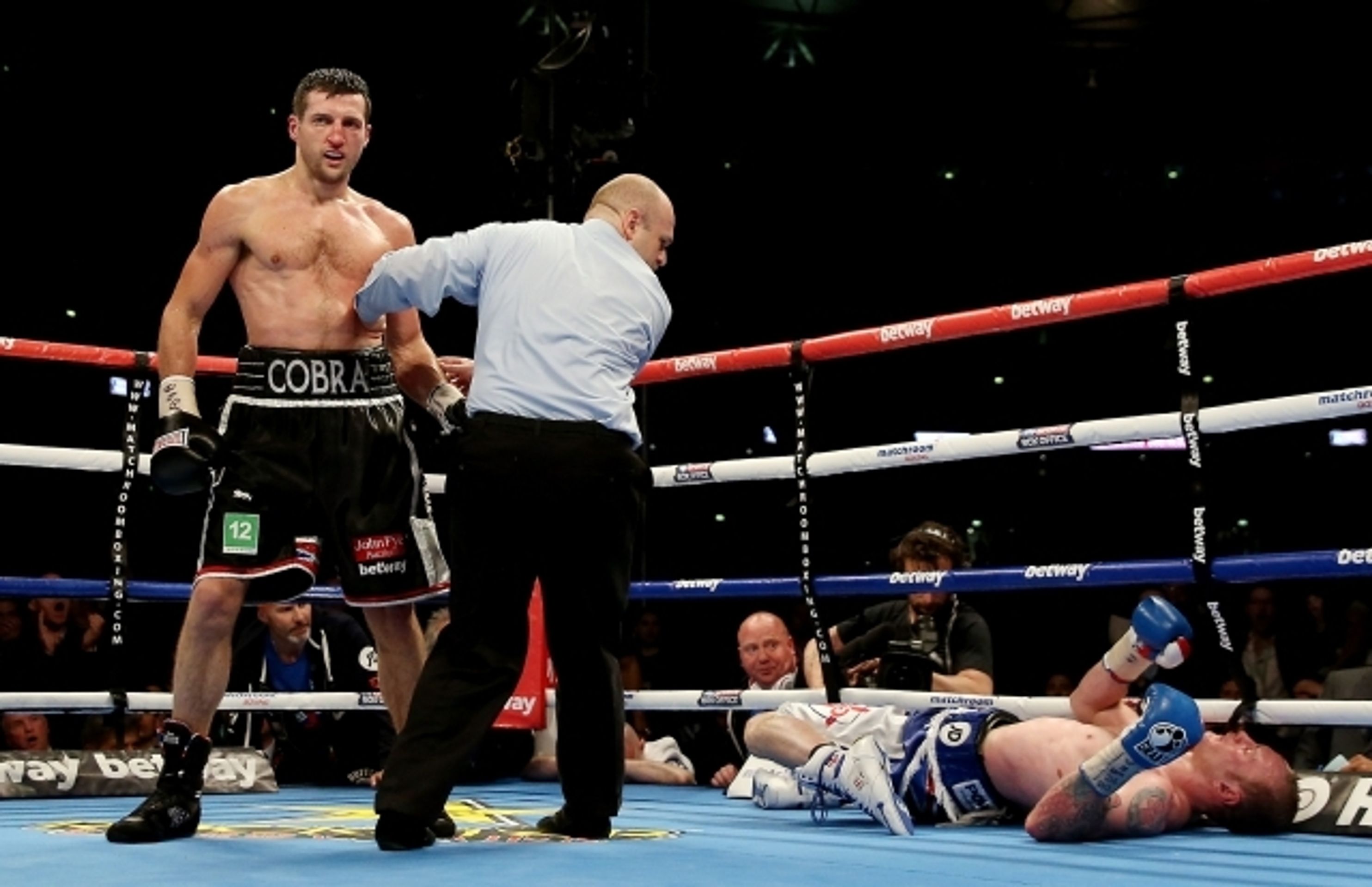Boxer Carl Froch požádal v ringu přítelkyni o ruku - 5 - GALERIE: Boxer Froch obhájil titul ve střední váze a požádal přítelkyni o ruku (2/5)