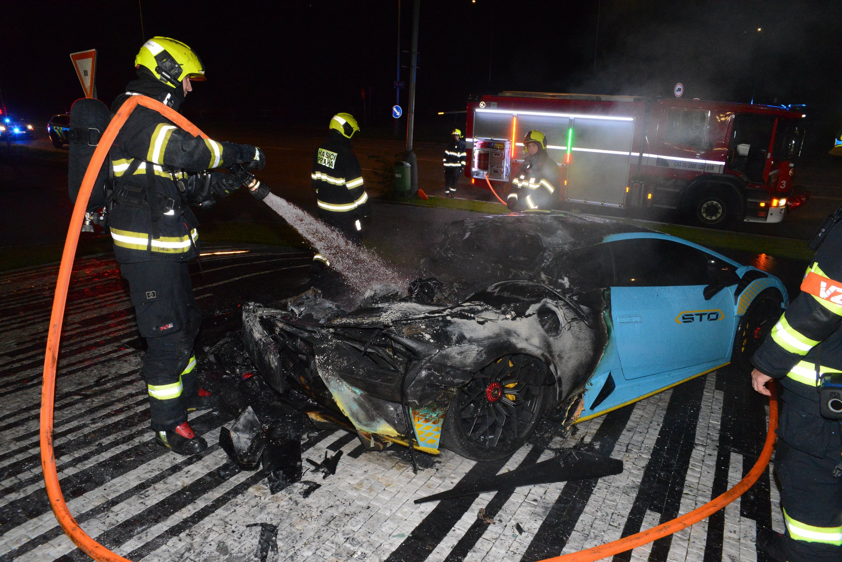 Požár luxusního auta - Požár luxusního auta ve Vysočanech (13/13)