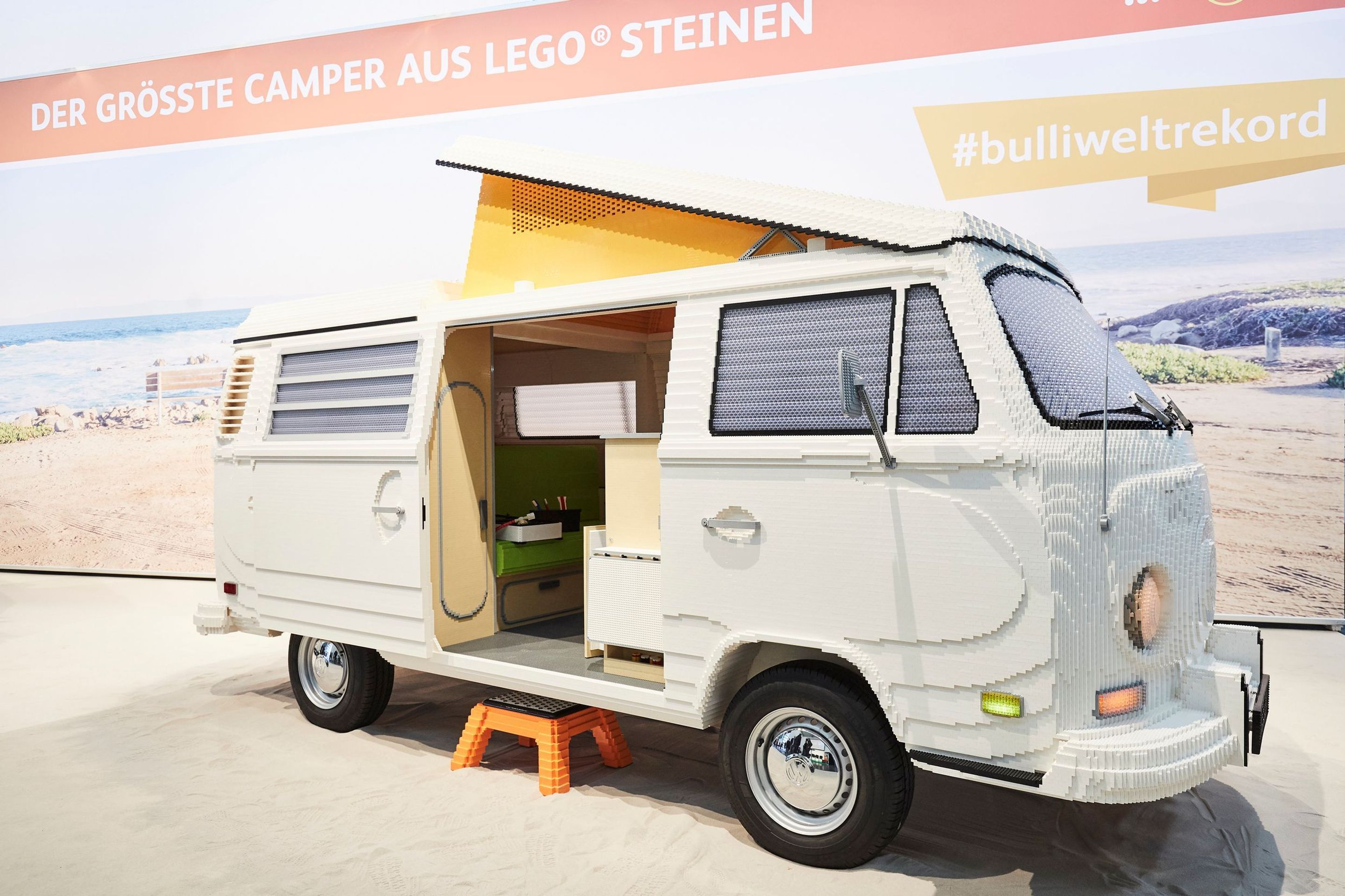 Model Volkswagenu T2 z lega - 12 - Fotogalerie: Obytný Volkswagen T2 postavený z lega (3/6)