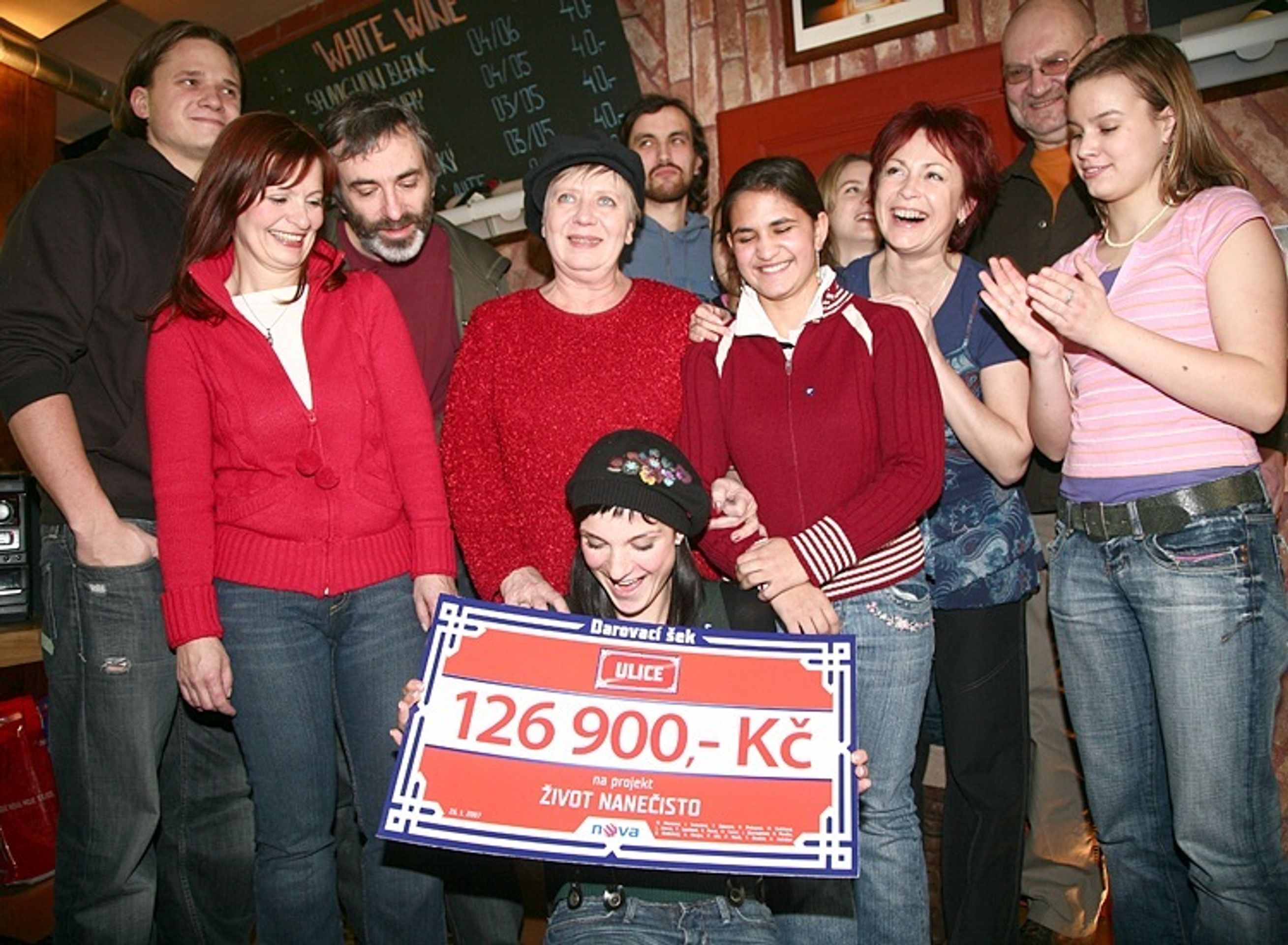 Uličníci předali projektu Život nanečisto šek se 127 tisíci korunami. - Ulice dala ulici 127 tisíc - video (1/6)