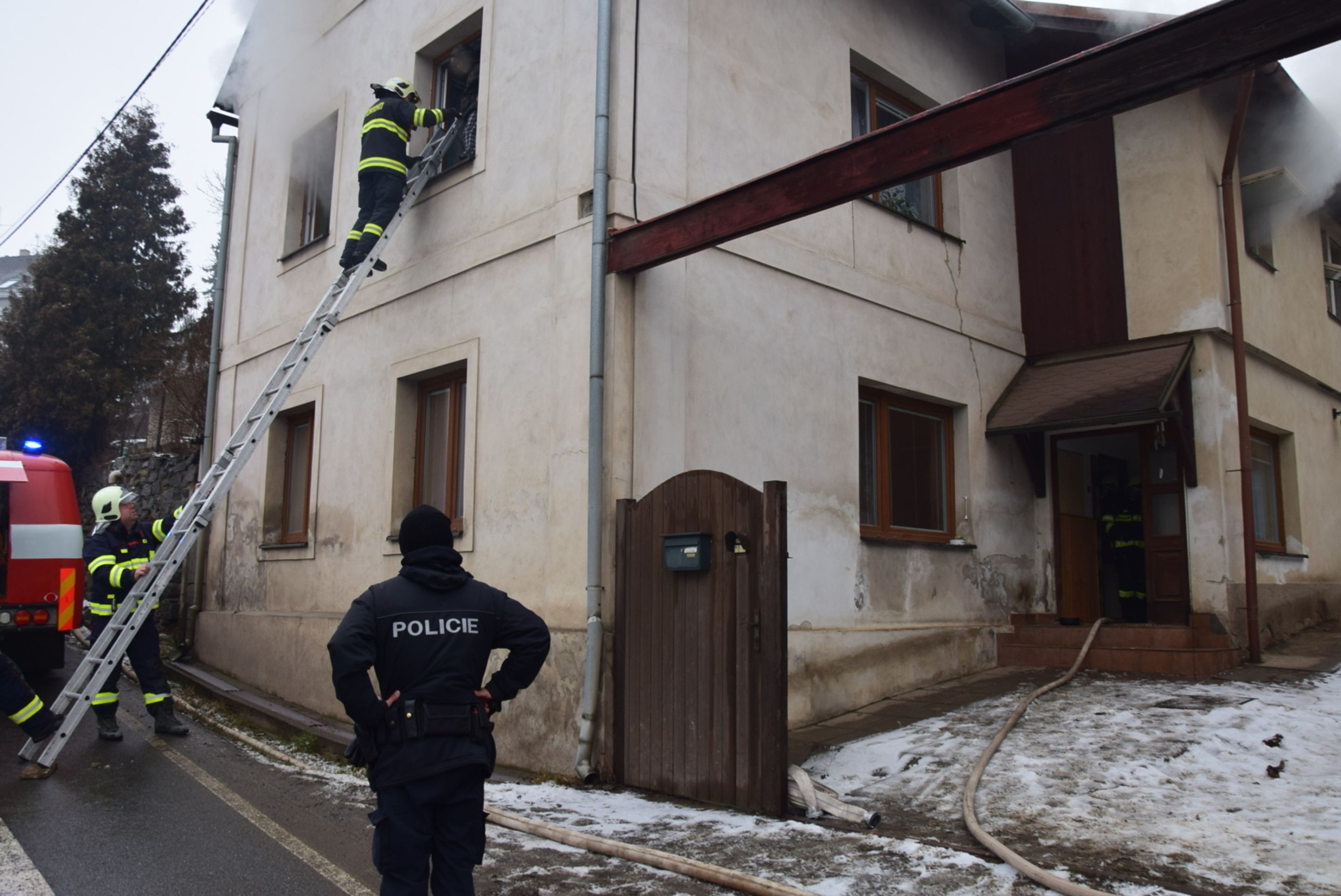 Hasiči při požáru domu v Novém Kníně zachránili ženu se třemi dětmi - 2 - GALERIE: Hasiči při požáru domu v Novém Kníně zachránili ženu se třemi dětmi (2/7)