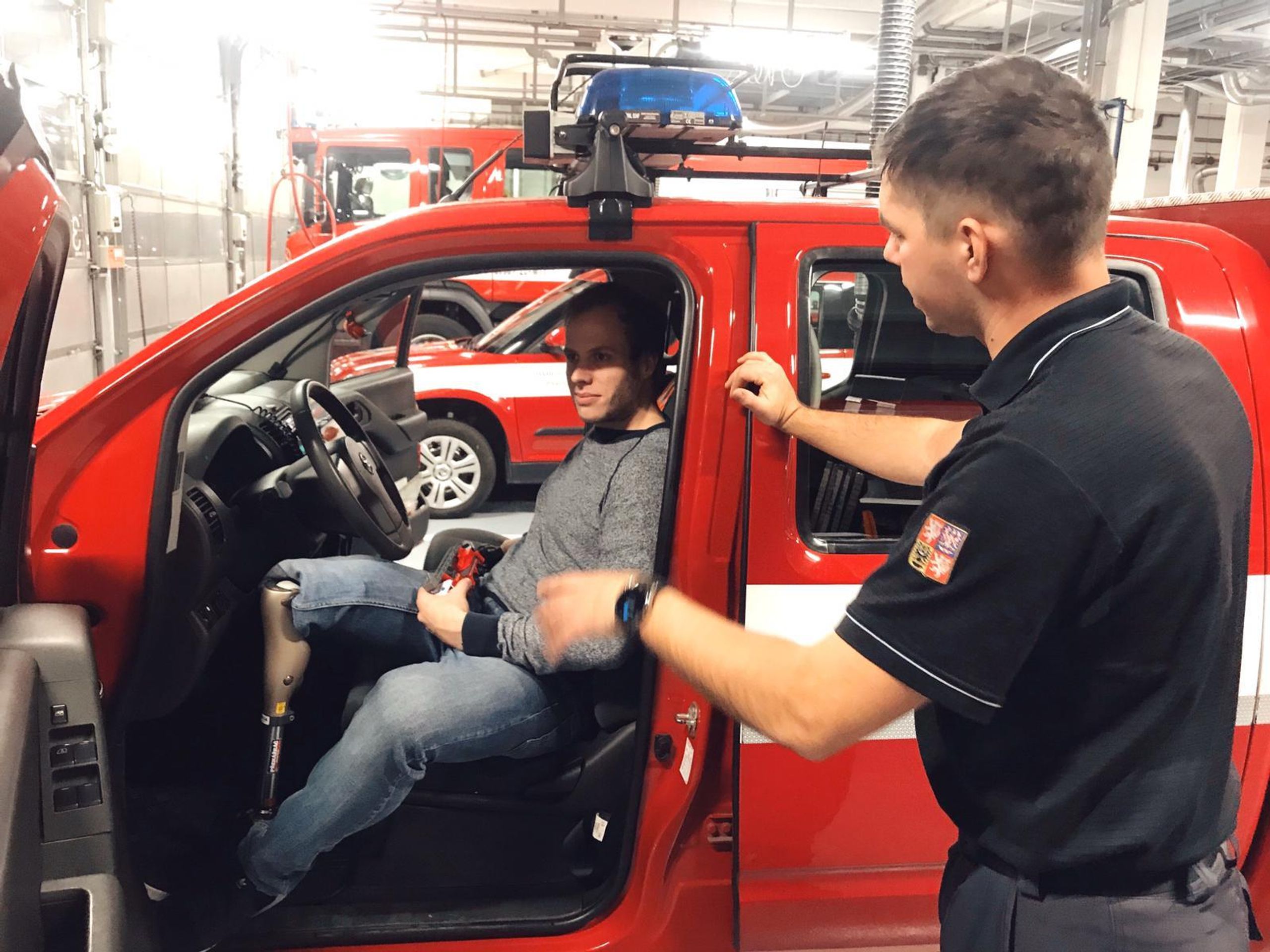 Motorkář Jirka přišel poděkovat hasičům za záchranu života - 6 - GALERIE: Motorkář Jirka přišel poděkovat hasičům za záchranu života (5/10)