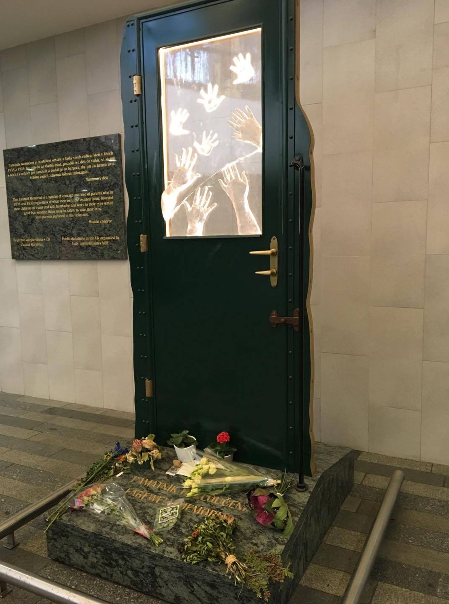 Pomník Wintonových dětí na Hlavním nádraží zničil vandal - 9 - GALERIE: Poničený památník Wintonových dětí v Praze na Hlavním nádraží (1/9)