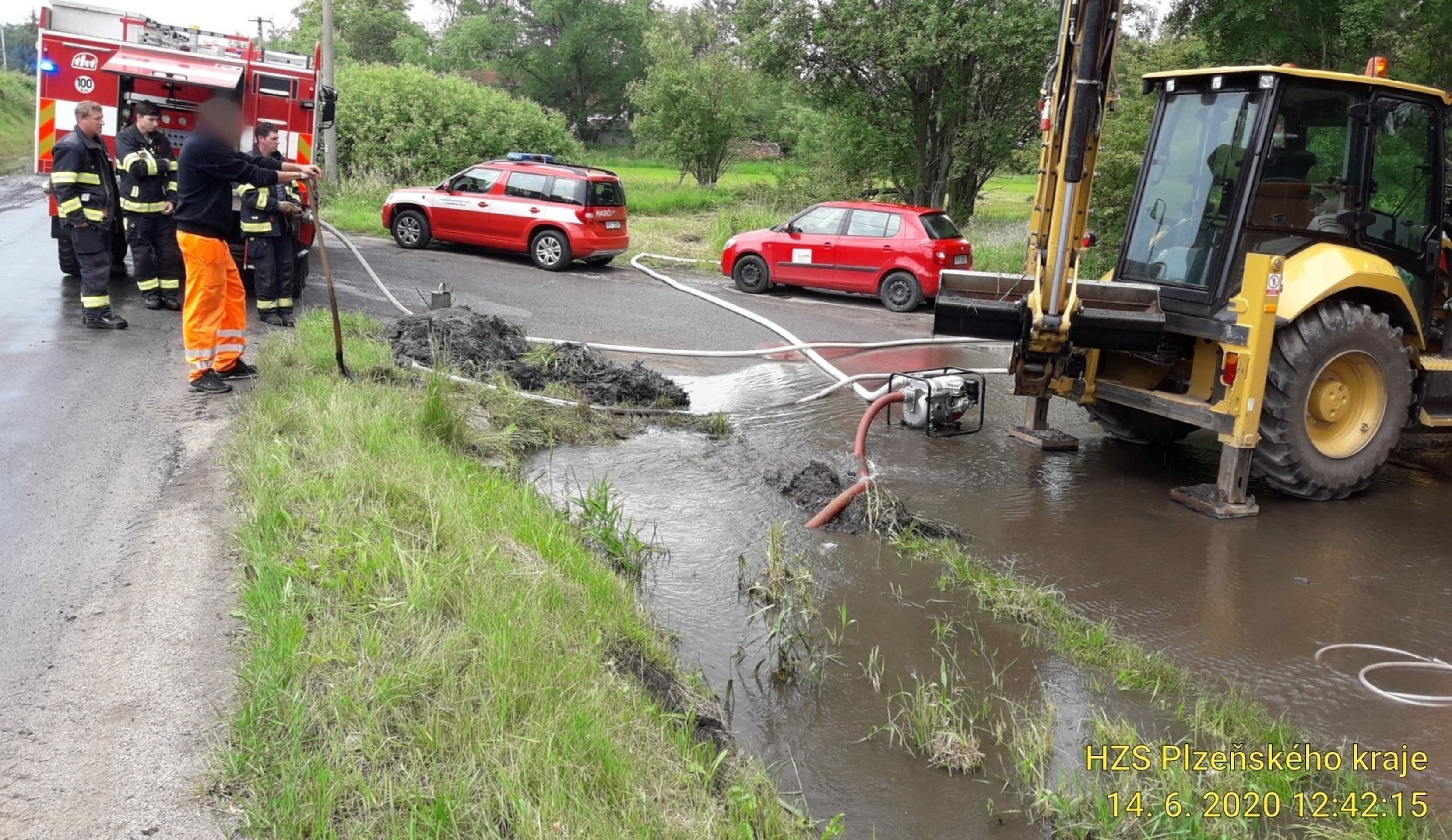 Odstraňování následků bouřek a přívalových dešťů v Plzeňském kraji - 1 - GALERIE: Následky bouřek a bleskových povodní očima hasičů (14/14)