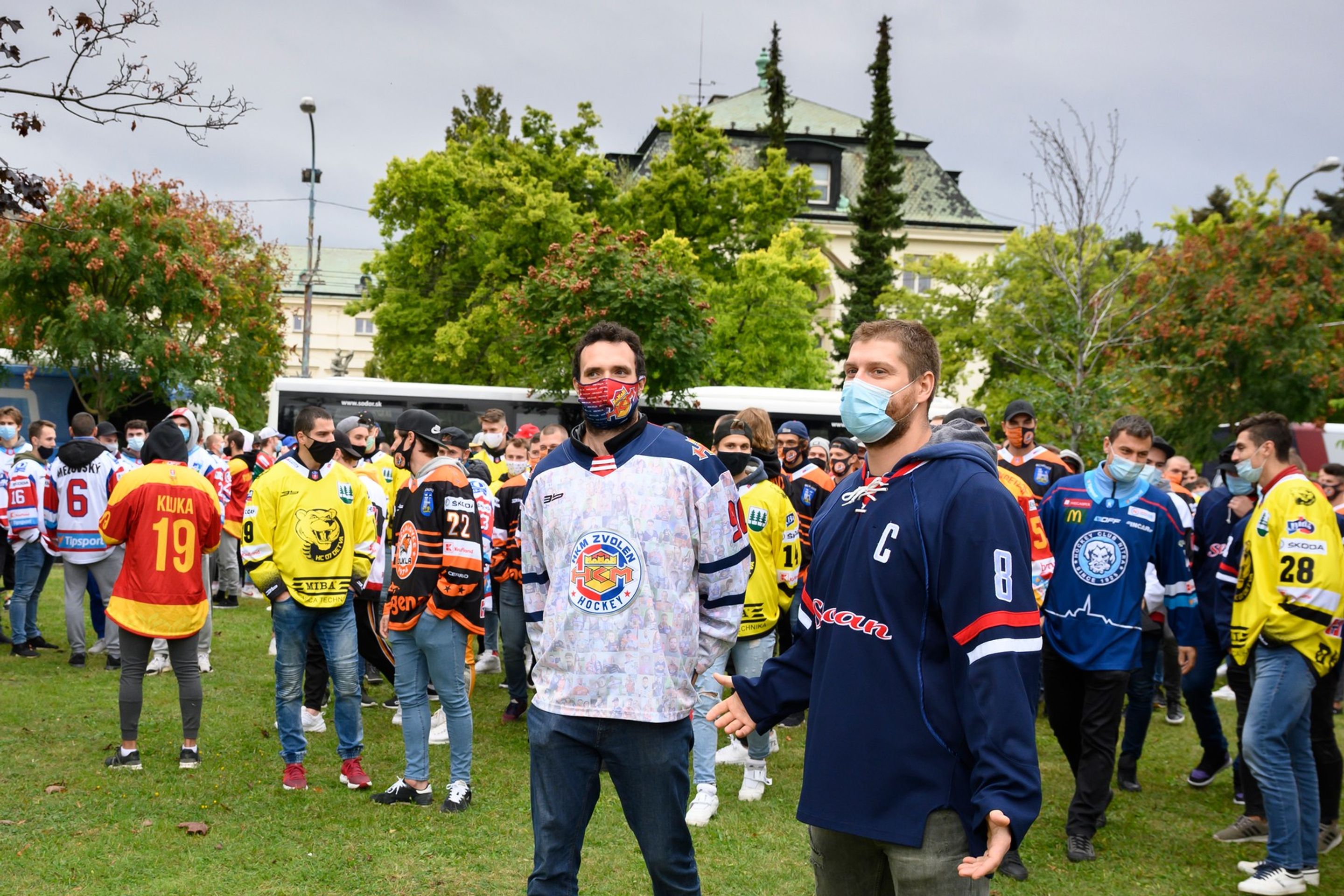 Slovenští hokejisté protestovali před Úřadem vlády - GALERIE: Slovenští hokejisté protestovali proti vládním opatřením (2/6)