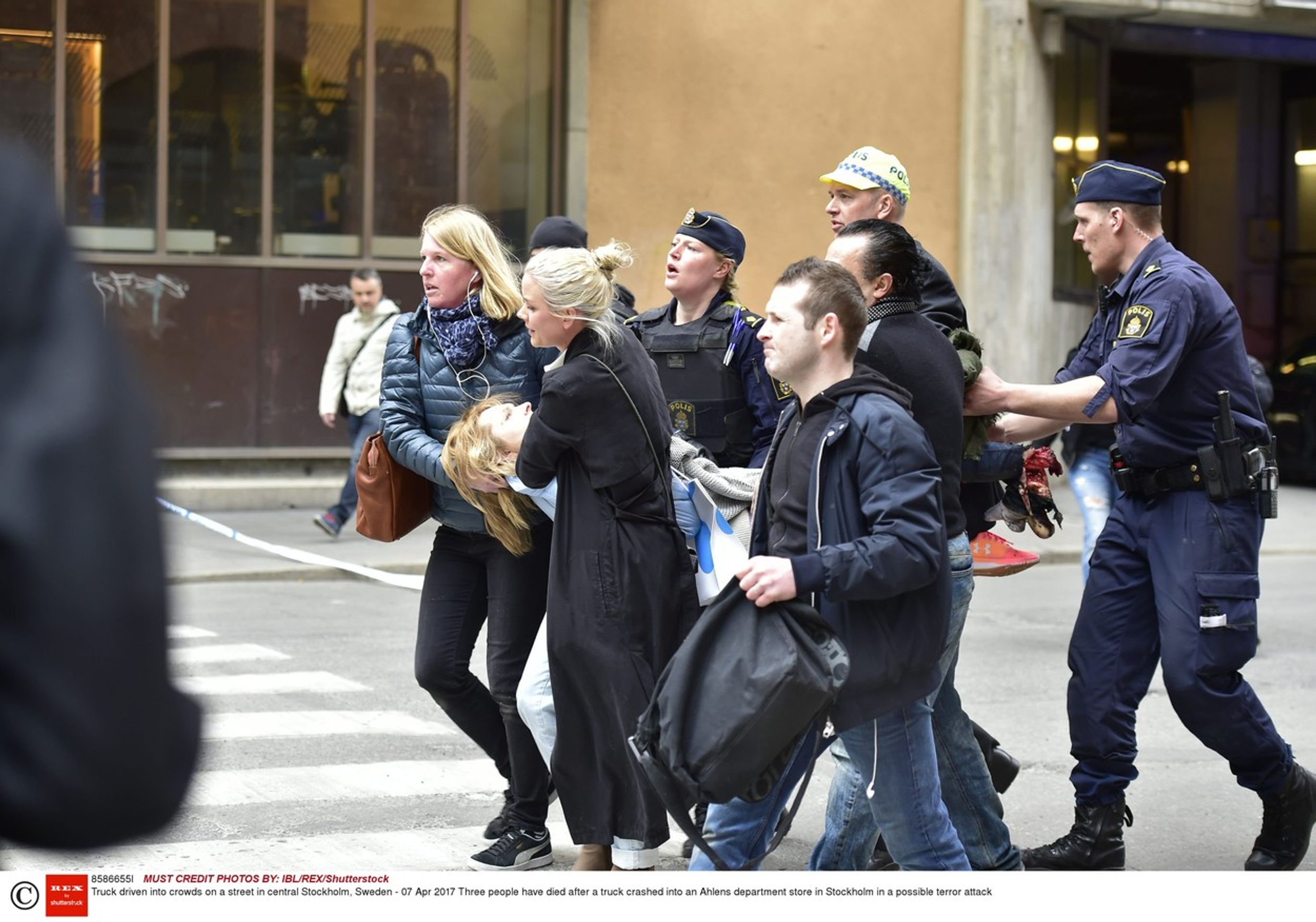 Náklaďák najel do lidí v centru Stockholmu - 14 - GALERIE: Náklaďák najel do lidí v centru Stockholmu (14/14)