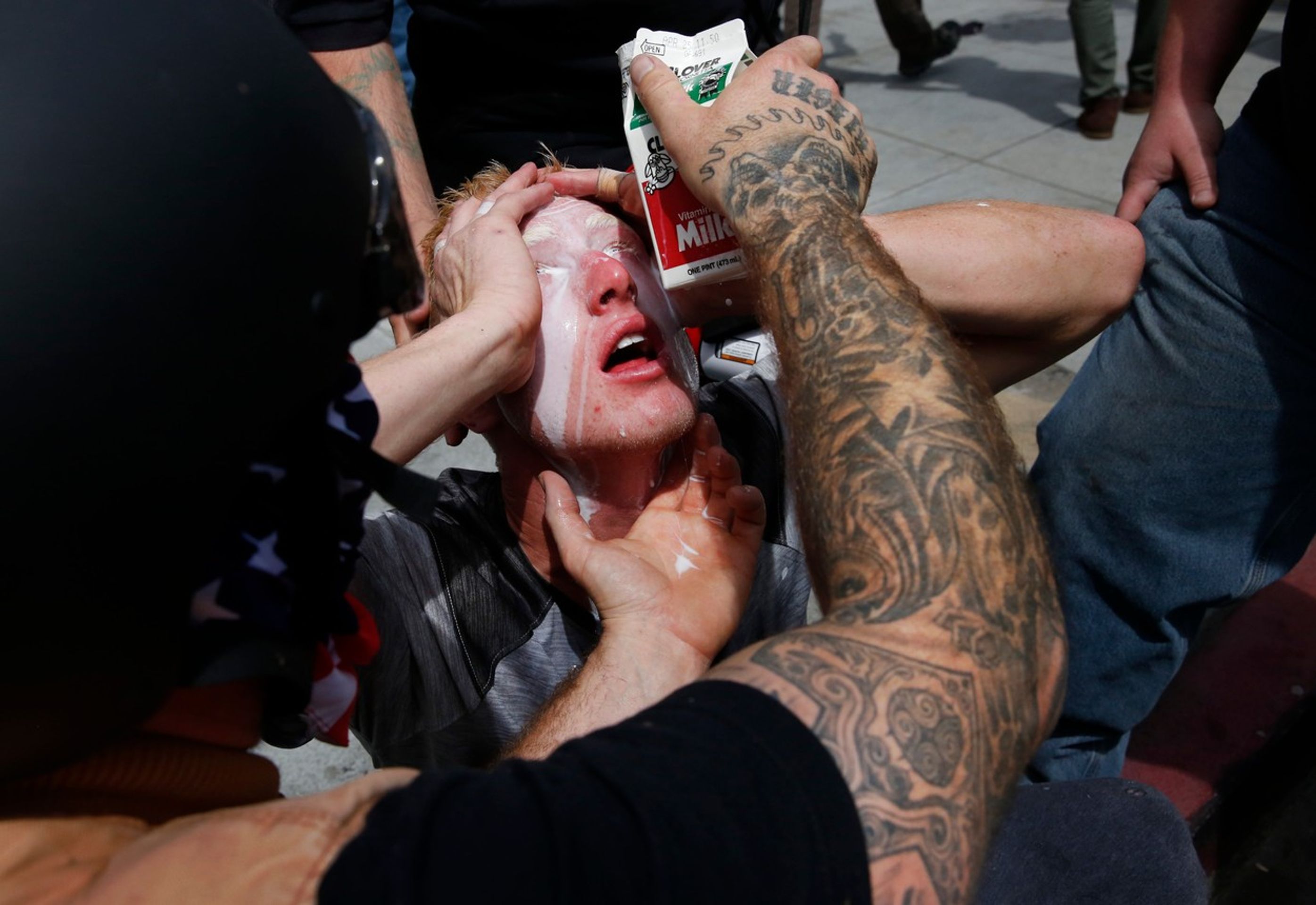 Bitka při protestech v Berkeley - GALERIE: Demonstrace v Berkeley přerostla v hromadnou bitku (2/6)