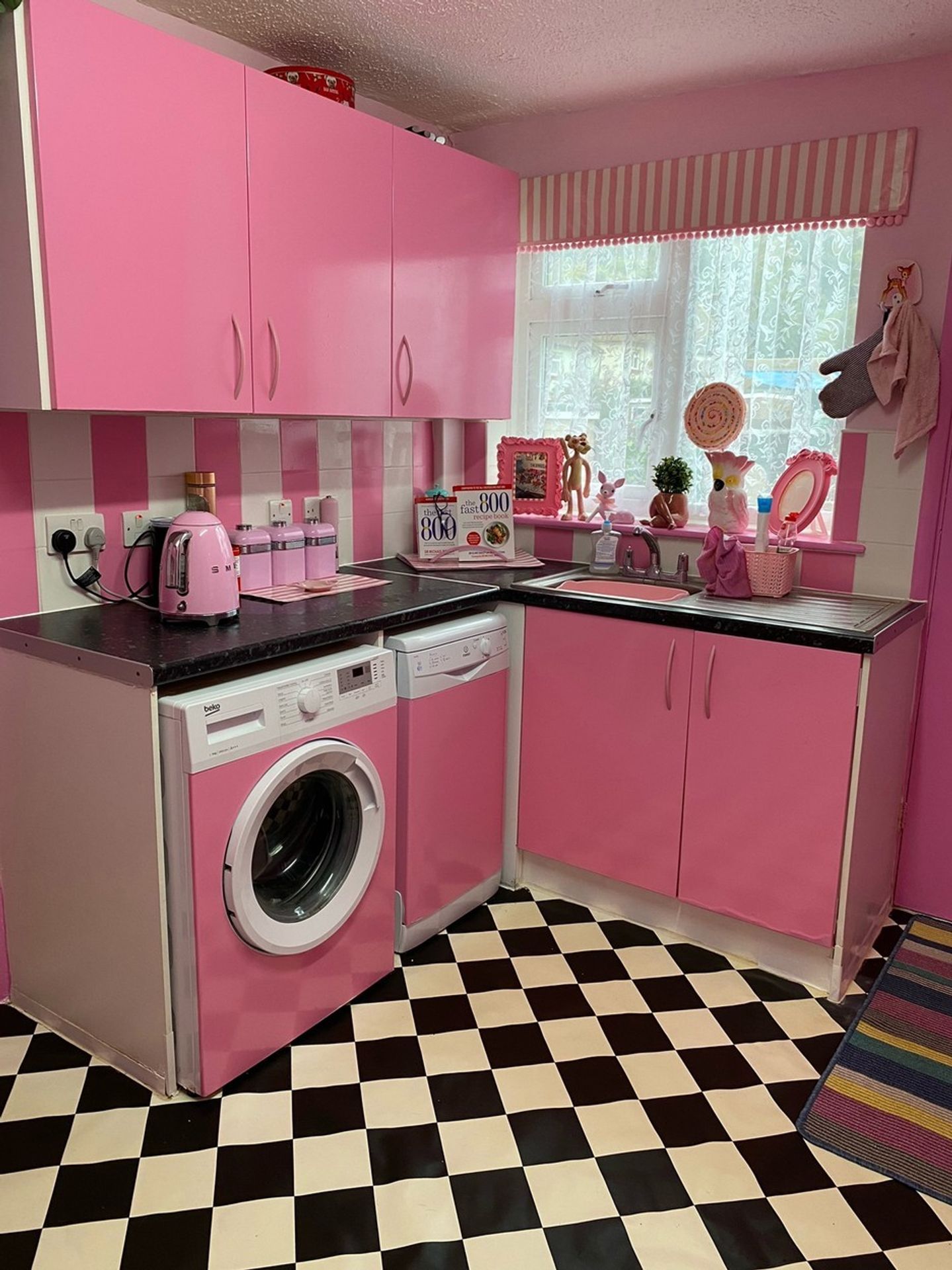 Žena si pořídila růžovou kuchyň ve stylu oblíbené panenky Barbie - 2 - GALERIE: Žena si pořídila růžovou kuchyň ve stylu oblíbené panenky Barbie (2/8)