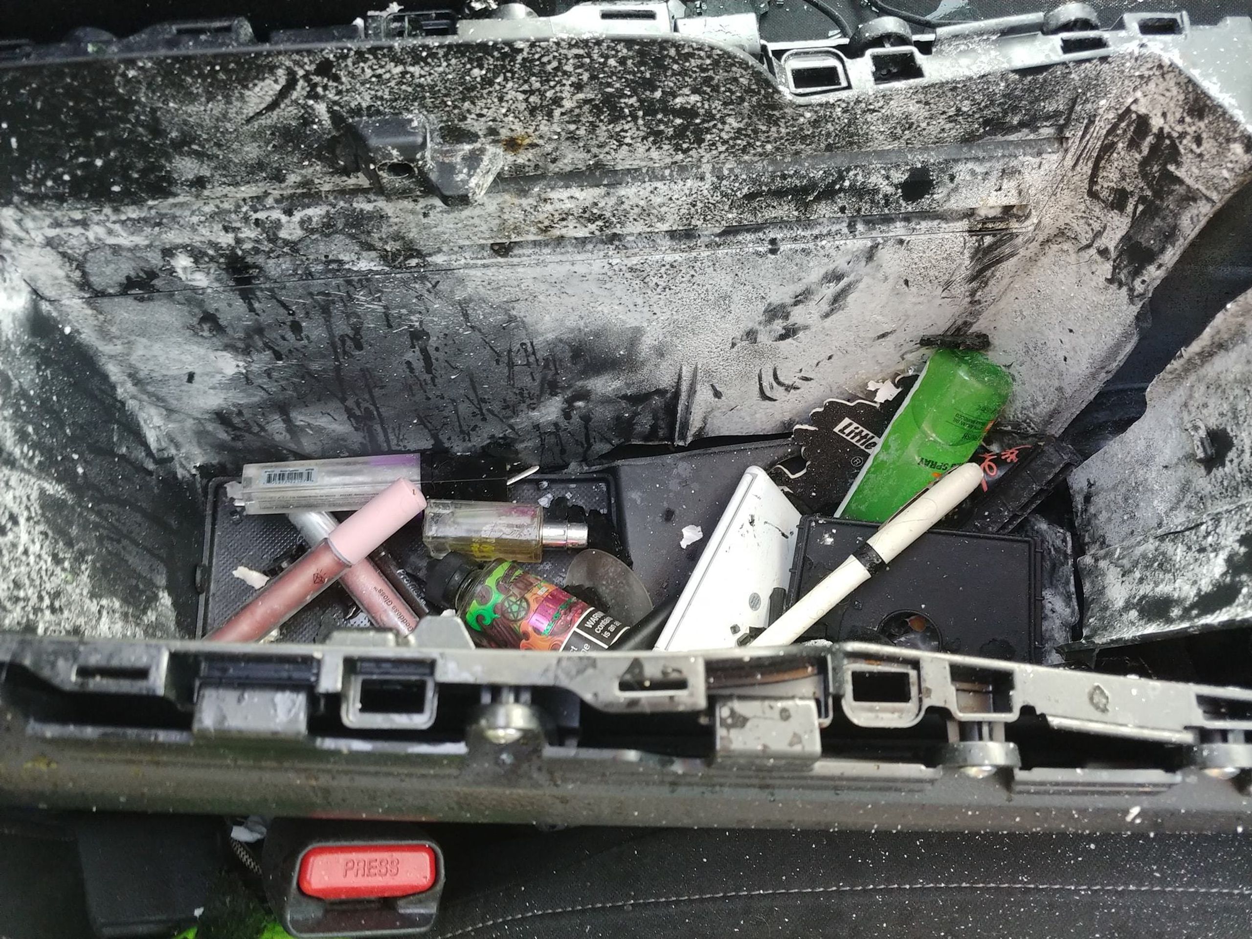 Vybuchlý sprej napáchal v autě spoušť - 9 - Fotogalerie: Tohle může v autě napáchat šampon ve spreji (4/5)