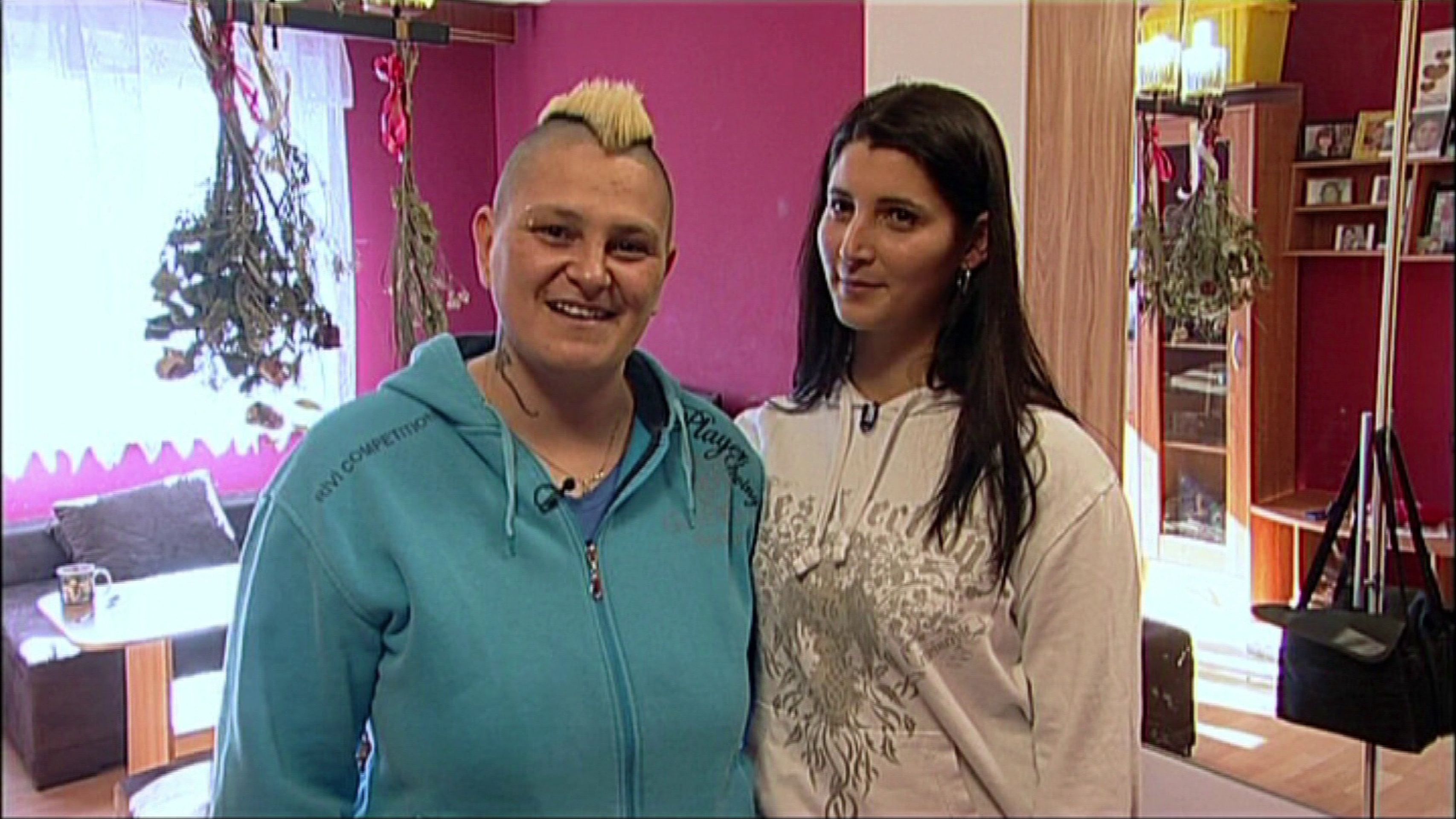 Lesbičky ve Výměně manželek - 11 - GALERIE: Lesbičky ve Výměně manželek (6/16)