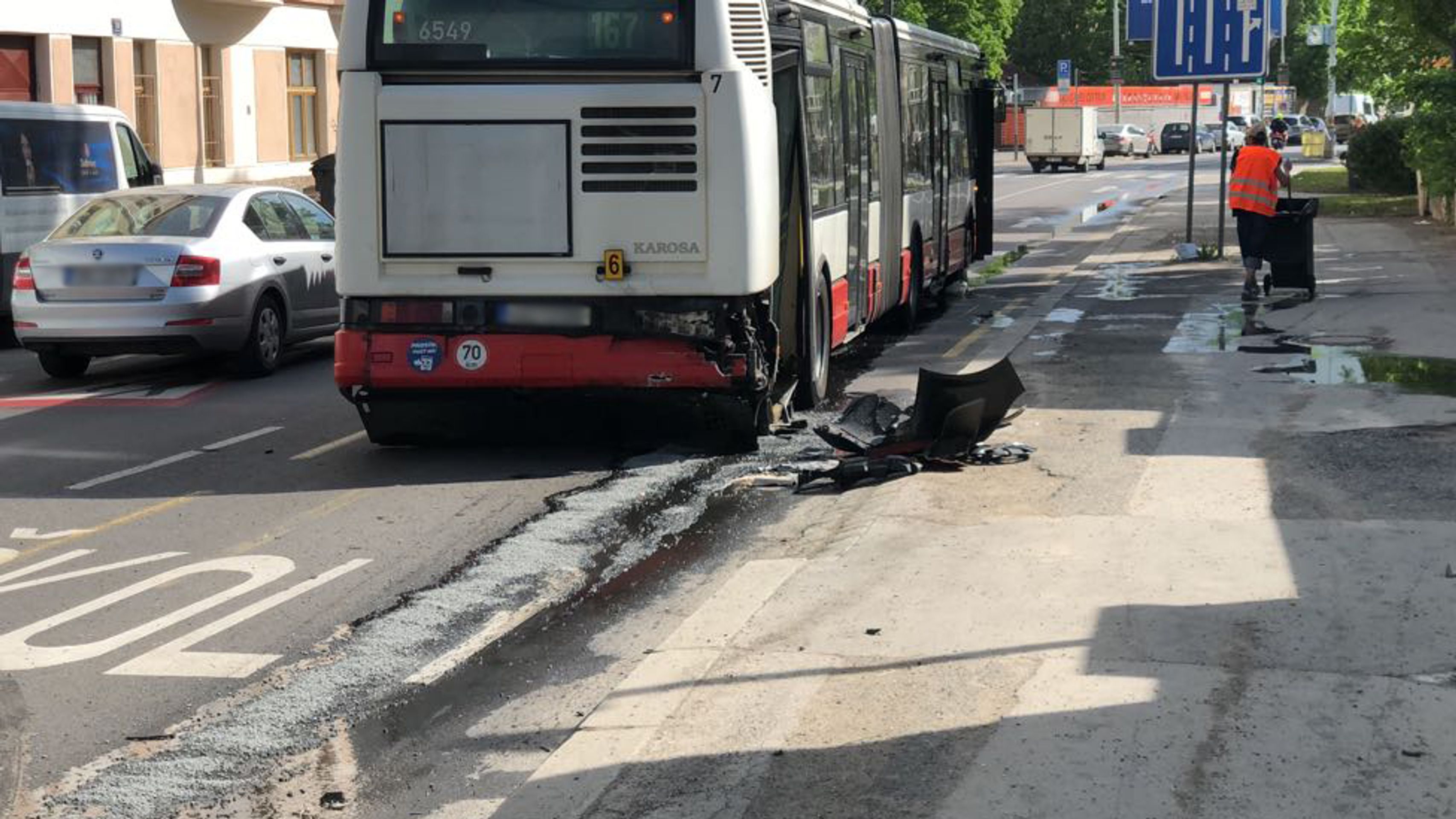 Nehoda autobusu a osobního auta - 6 - GALERIE: Nehoda autobusu a osobního auta (6/7)