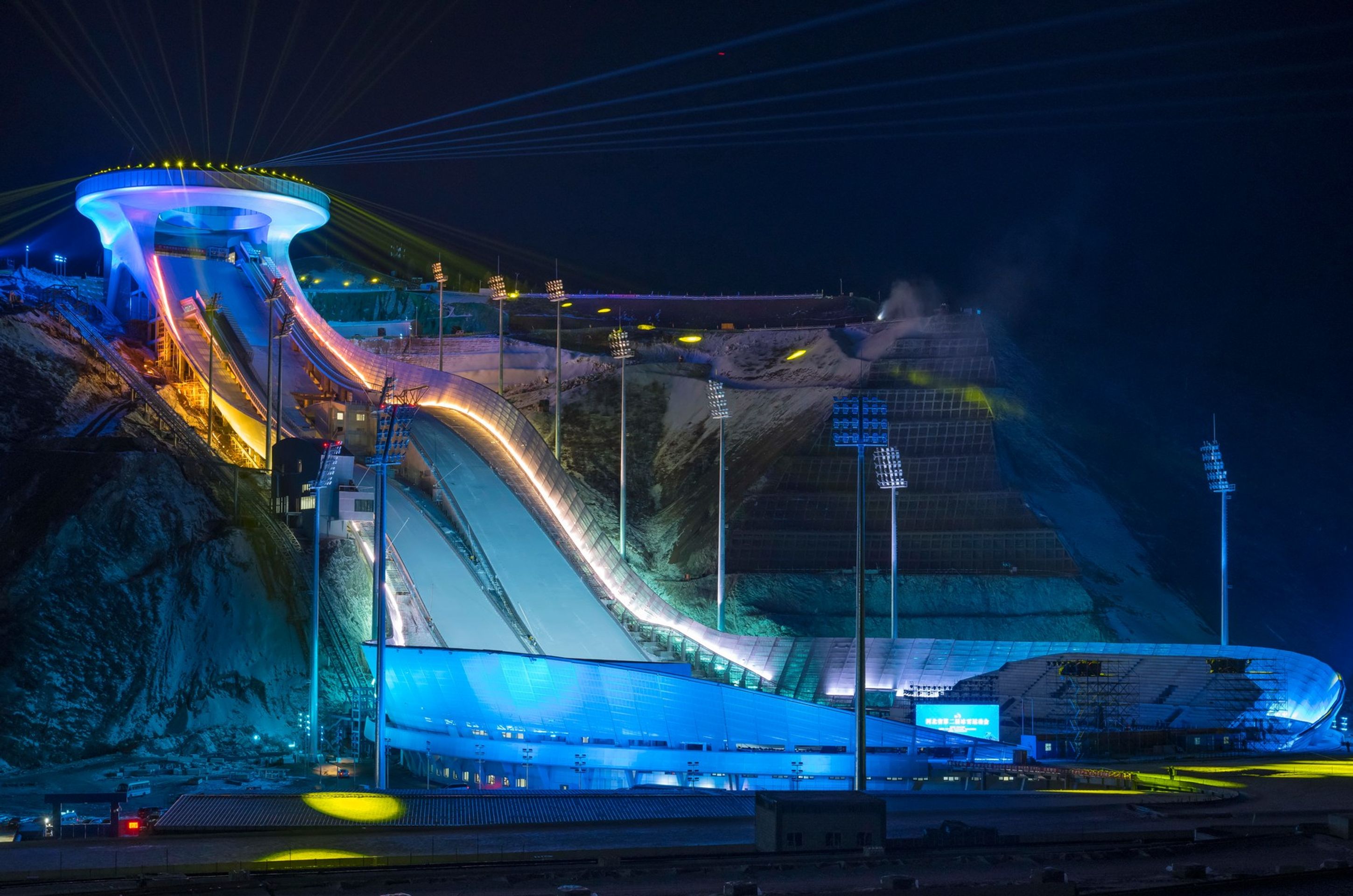 Skokanský můstek v Zhangjiakou je inspirován čínským talismanem Ruiy - Olympijské sportoviště v Zhangjiakou (3/9)