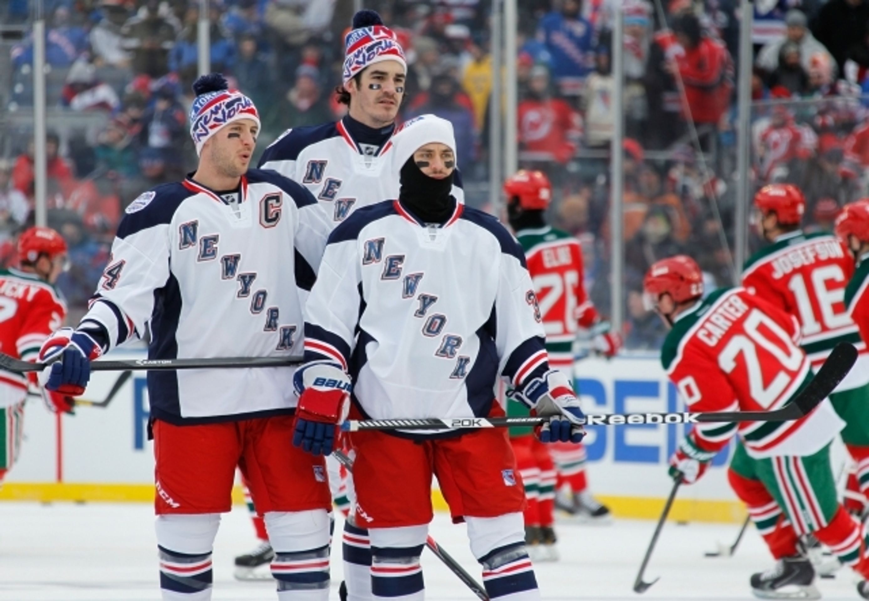 NHL na Yankee Stadium: Devils vs. Rangers - 6 - GALERIE: NHL na stadionu Yankees: Devils - Rangers (7/22)