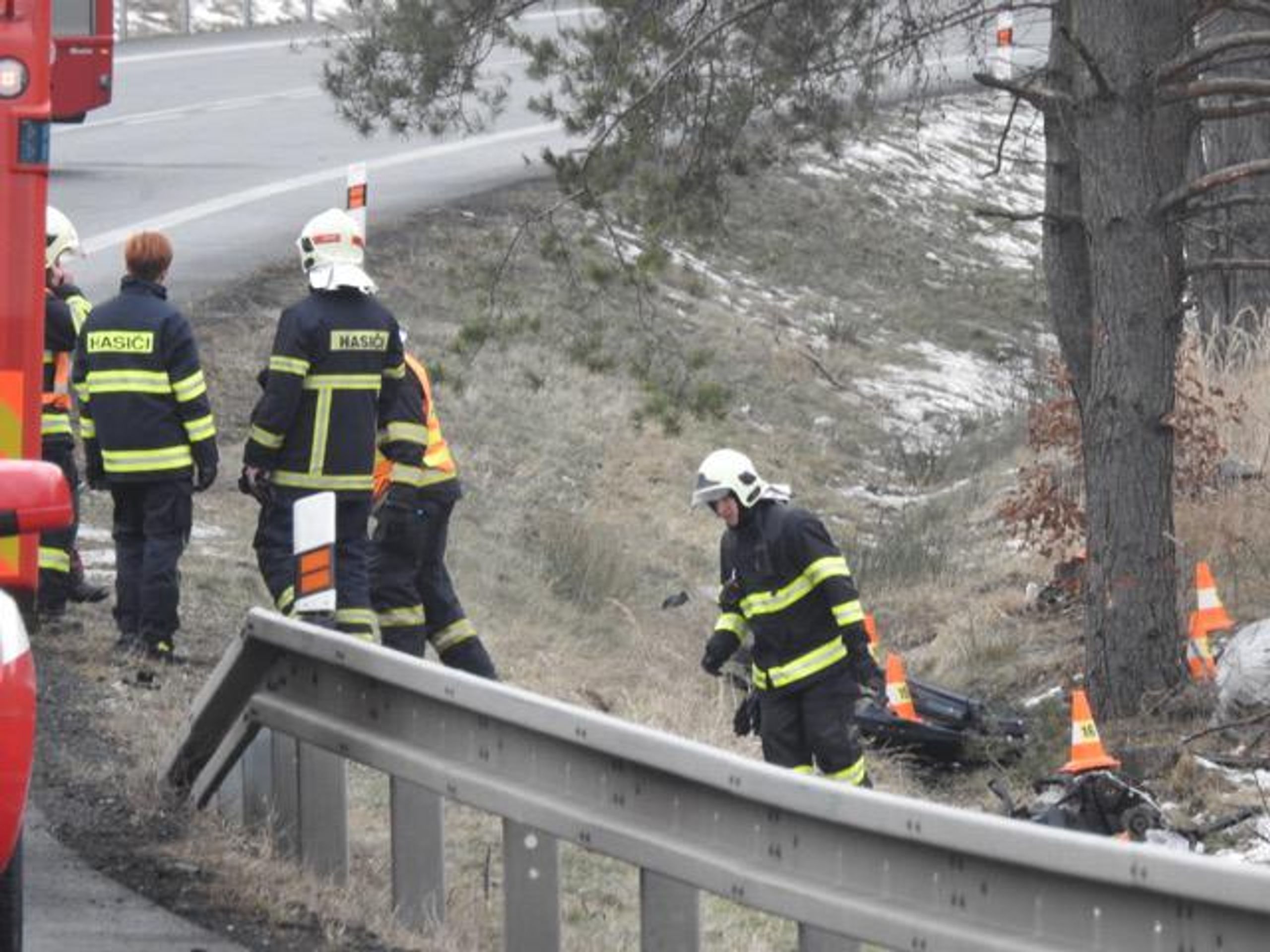 Při nehodě u Kostelce zemřeli dva lidé - 2 - GALERIE: Tragická nehoda u Kostelce nad Černými lesy (2/7)