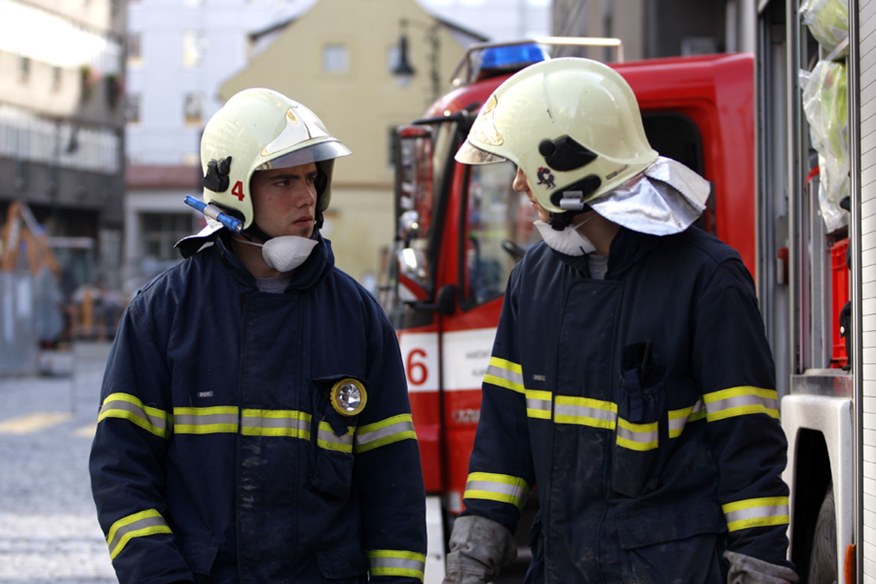 Záchranáři v Soukenické ulici-6 - GALERIE: Záchranáři a jeřáb v Soukenické ulici (5/19)