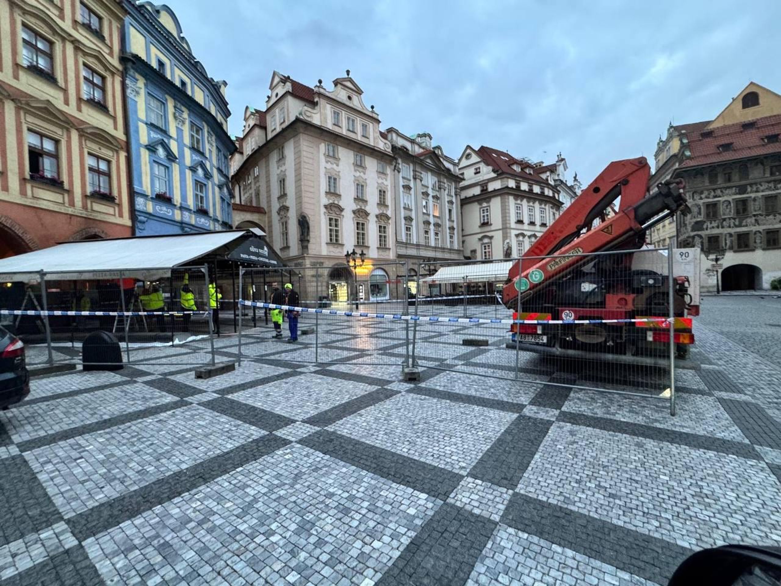 Na Staromáku probíhá demontáž nelegálních předzahrádek (5) - Na Staromáku probíhá demontáž nelegálních předzahrádek (6/10)