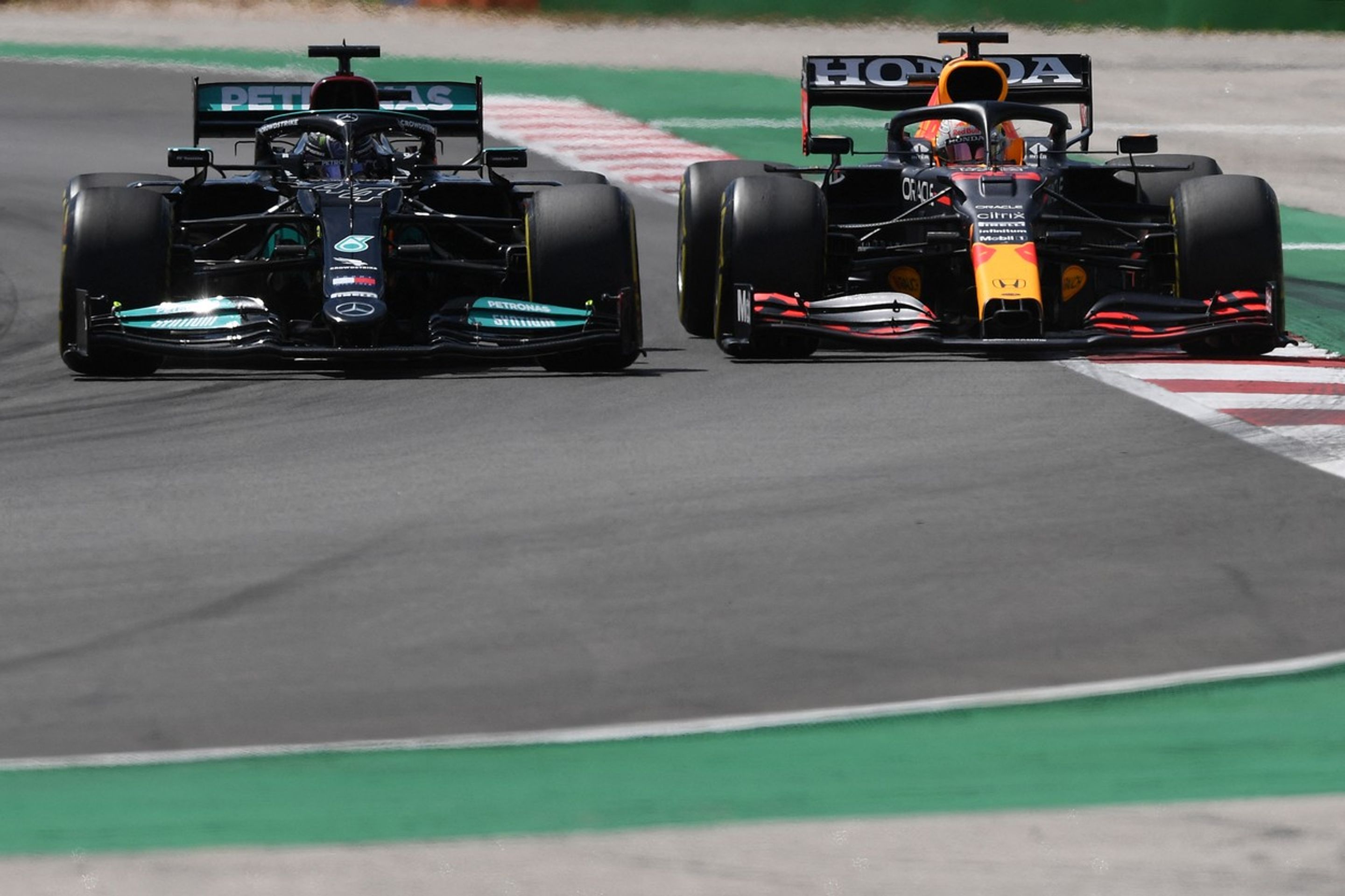 Lewis Hamilton (vlevo) a Max Vestappen (vpravo) v těsném souboji - Lewis Hamilton prodal luxusní apartmán v New York za miliardu (9/9)