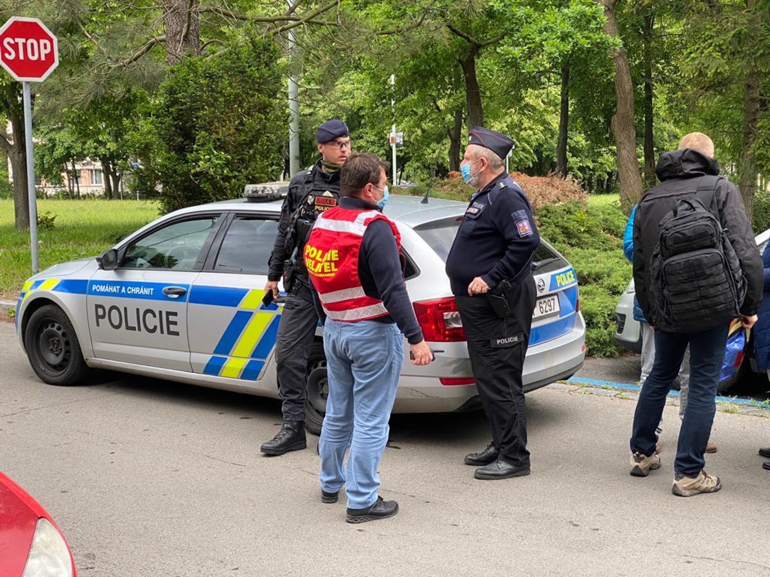 Policejní zásahovka v pražských Kobylisích - 1 - GALERIE: Do pražských Kobylis vyjížděla policejní zásahovka (1/11)