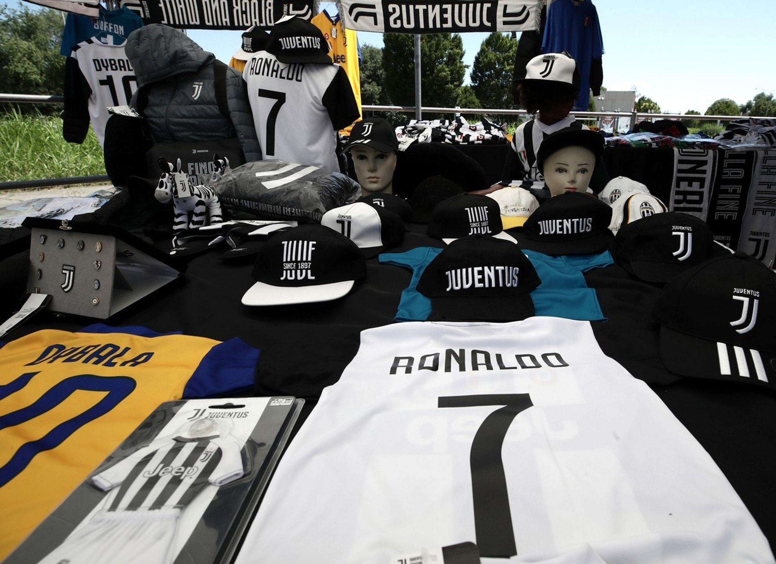 Suvenýry s Cristianem Ronaldem - GALERIE: Cristiano Ronaldo odchází z Realu Madrid do Juventusu (5/5)