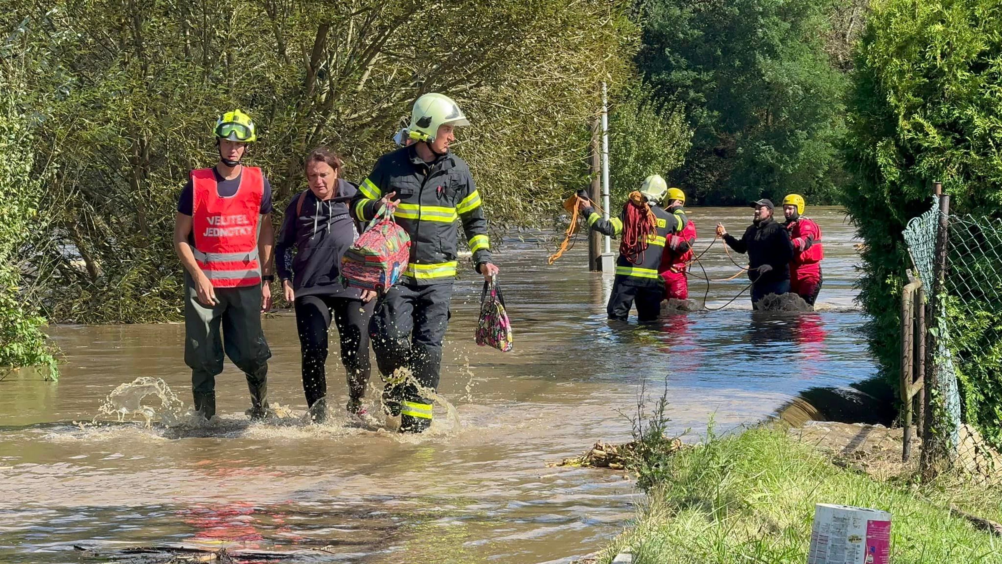 V Hanušovicích se protrhla protipovodňová hráz - Protržený břeh v Hanušovicích (4/9)