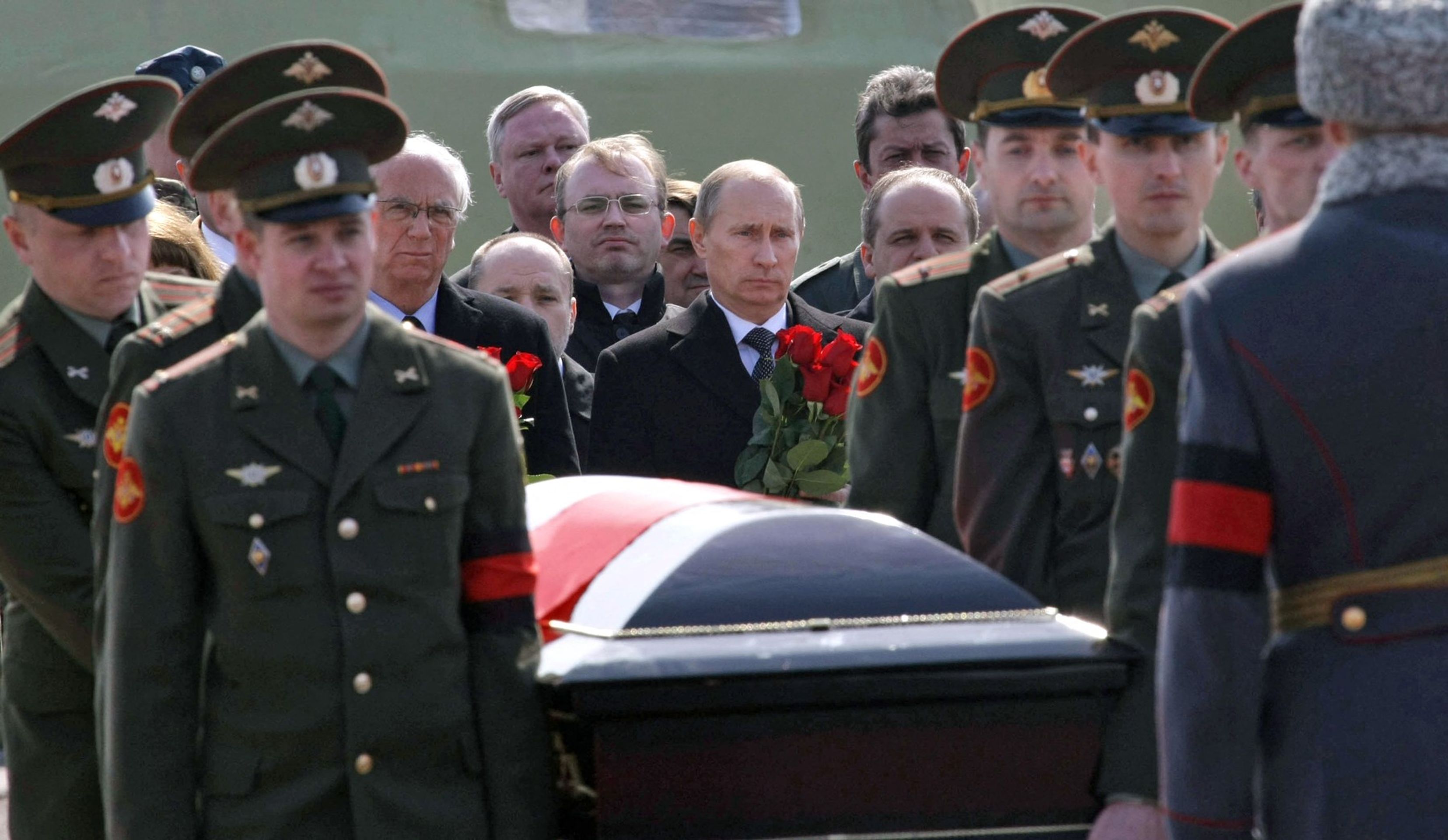 Vladimir Putin vedle rakve polského prezidenta Lecha Kaczyńského, 10. 4. 2010 - Katastrofa letu Tu-154M (2/6)