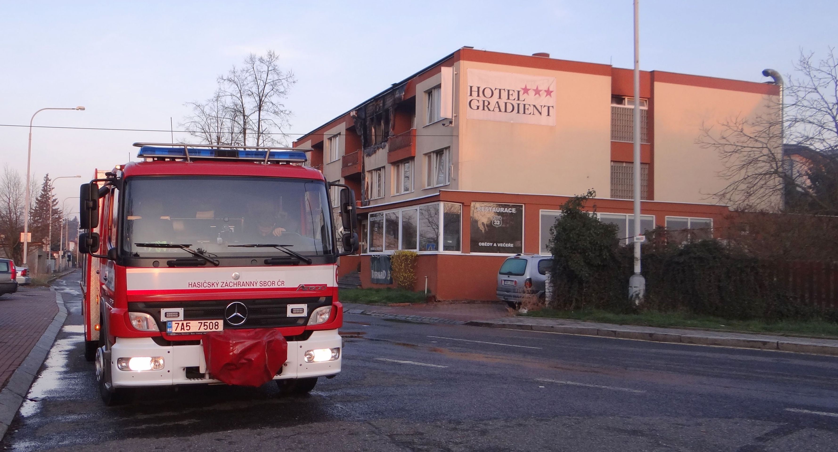 Z hořícího hotelu v pražském Braníku hasiči evakuovali 24 lidí, dva jsou zranění - GALERIE: Z hořícího hotelu v pražském Braníku hasiči evakuovali 24 lidí, dva jsou zranění (2/4)