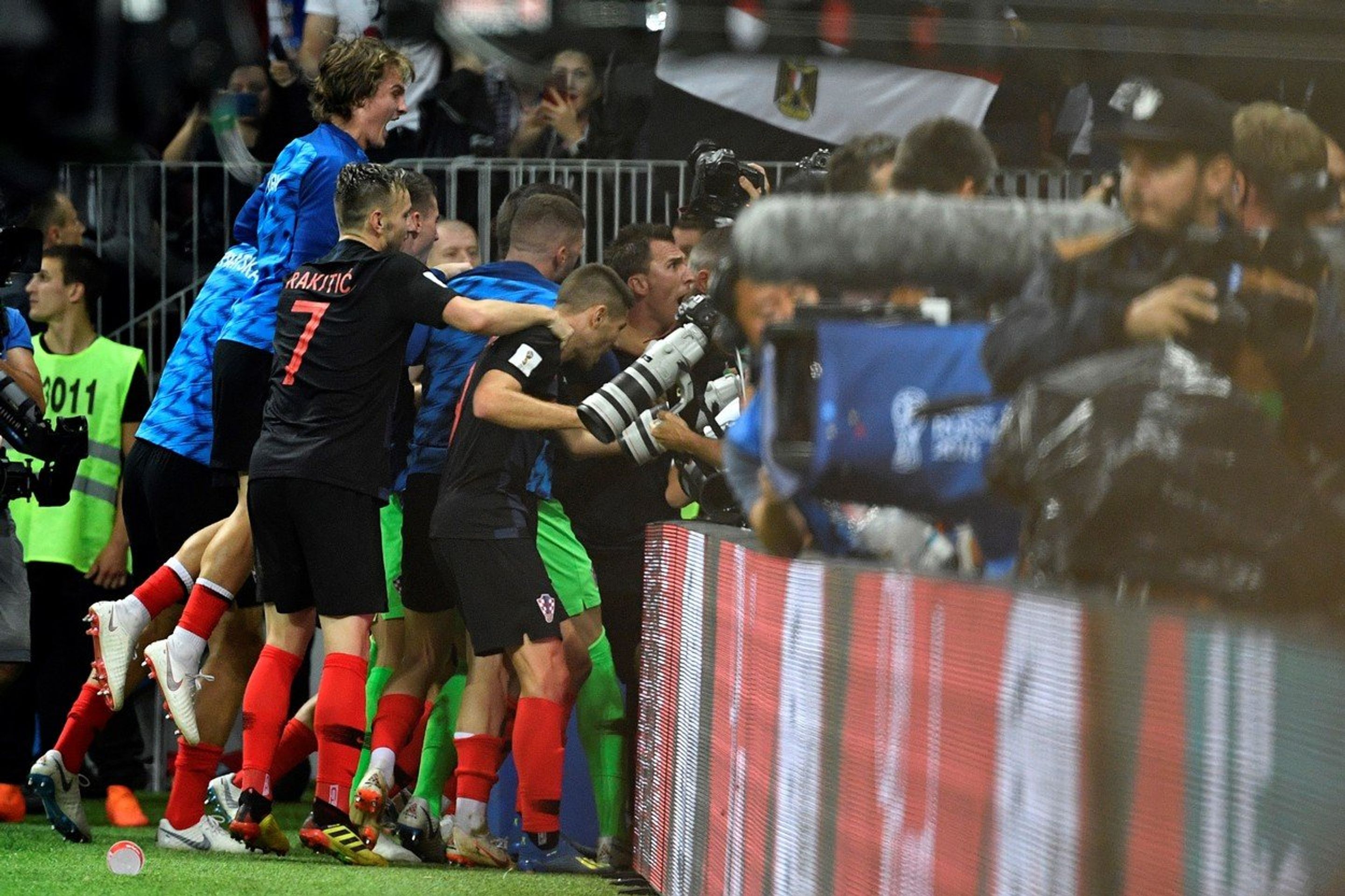 Radost chorvastkých fotbalistů - GALERIE: Chorvaté zavalili fotografa a on pak pořídil úchvatné fotky (1/6)