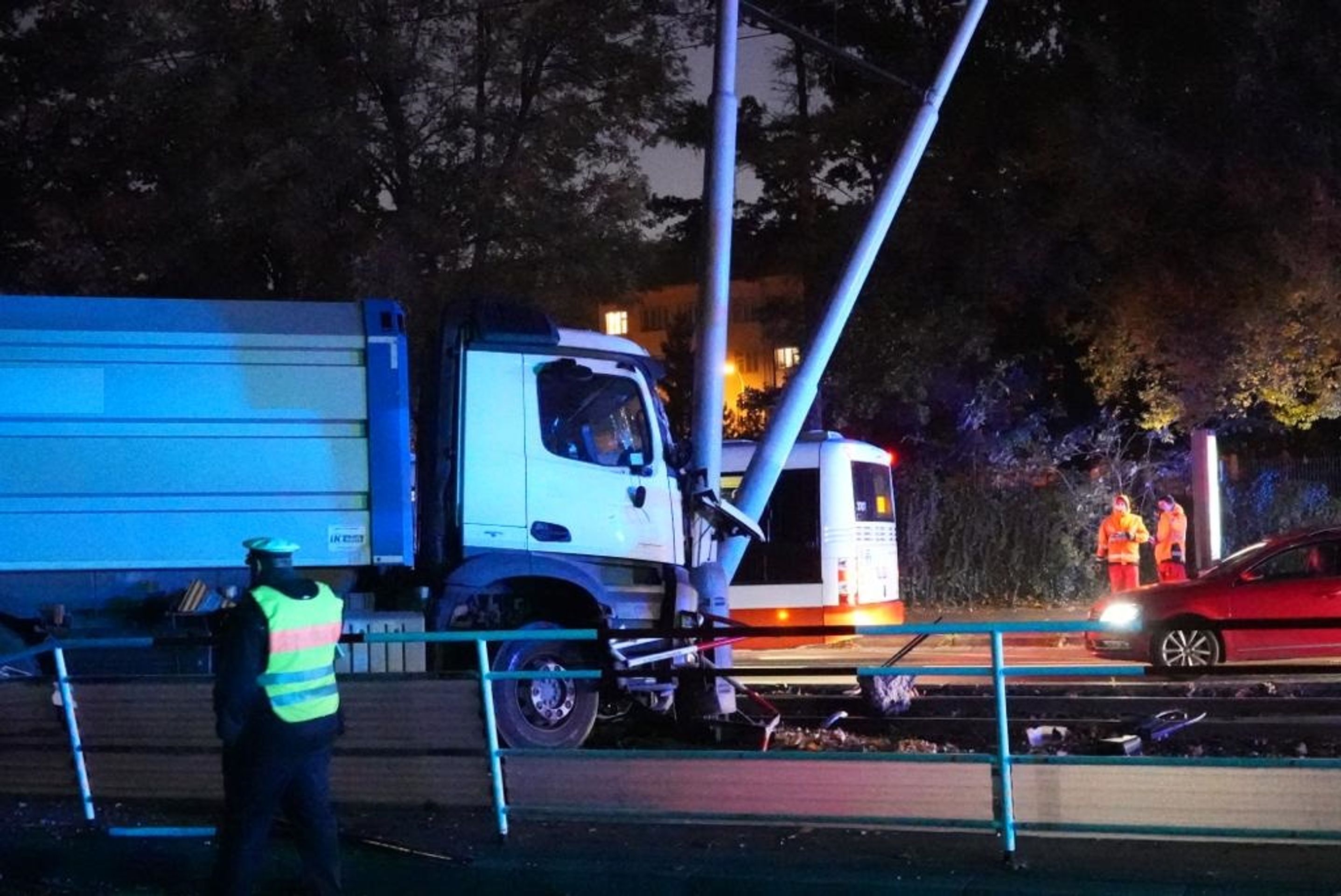 Nehoda na tramvajové zastávce - Nehoda na Podolském nábřeží (3/9)