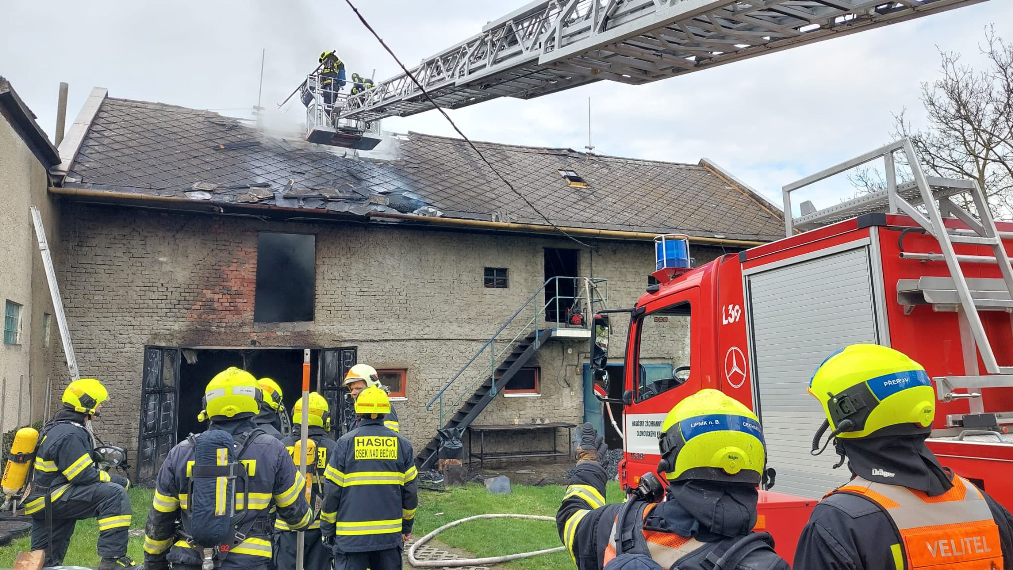 Požár dílny s garáží na Přerovsku - Sobotní požáry na Moravě (5/7)