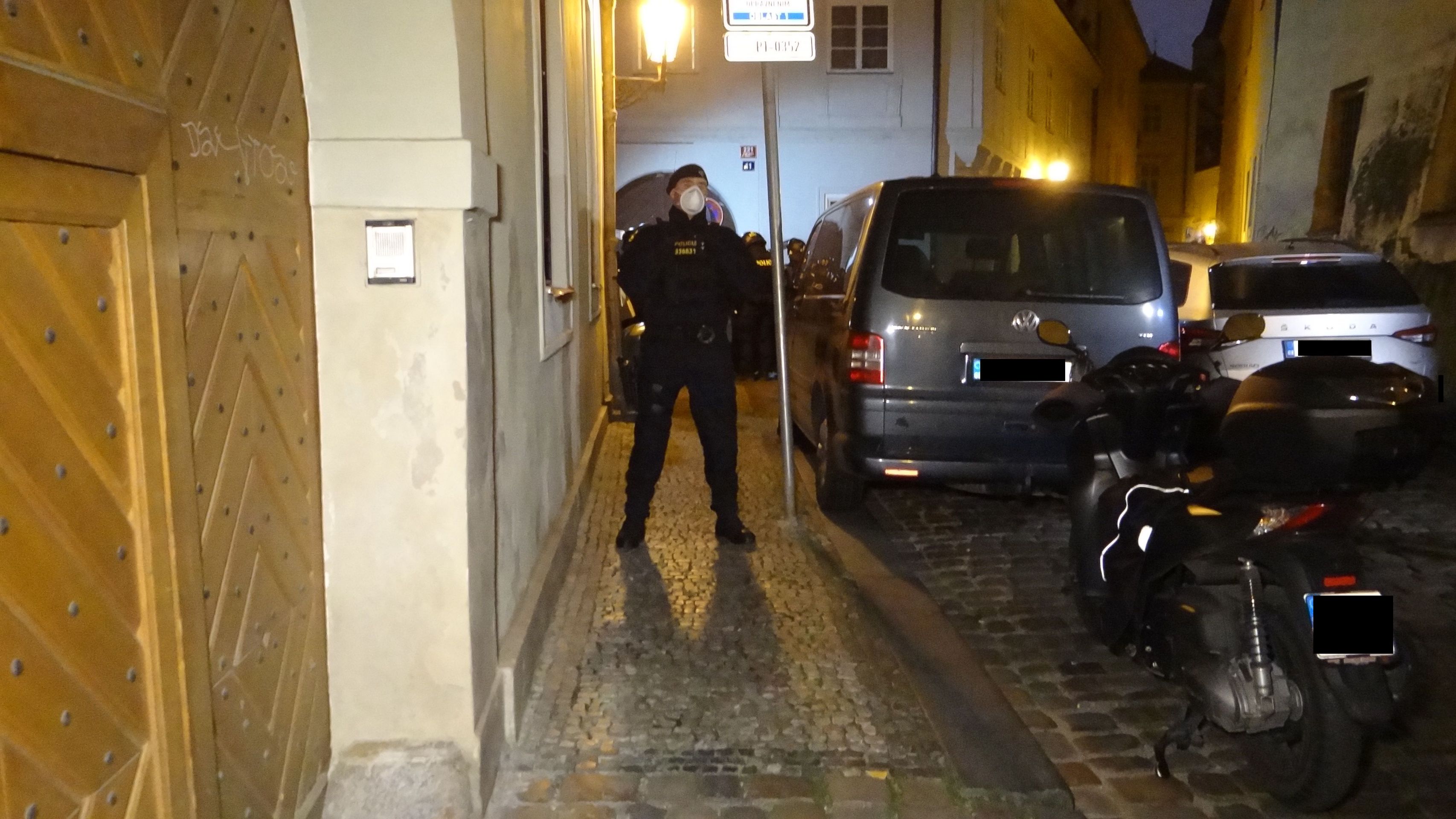 Policisté nelegální akci se stovkami hostů razantně ukončili - GALERIE: Policejní zásah na nelegální party v centru Prahy (4/4)
